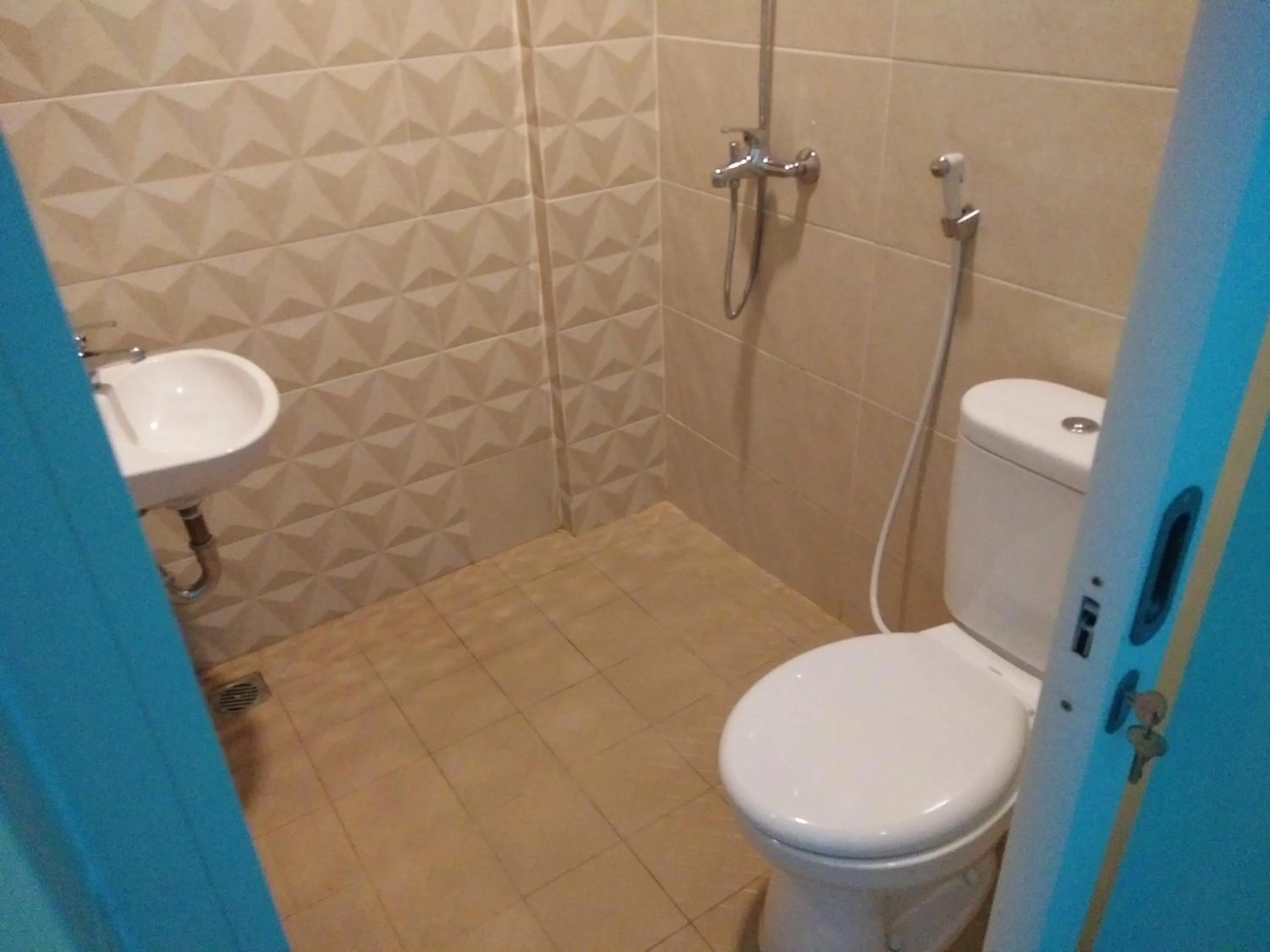 Bathroom in RedDoorz Near Gajah Mada Street Semarang