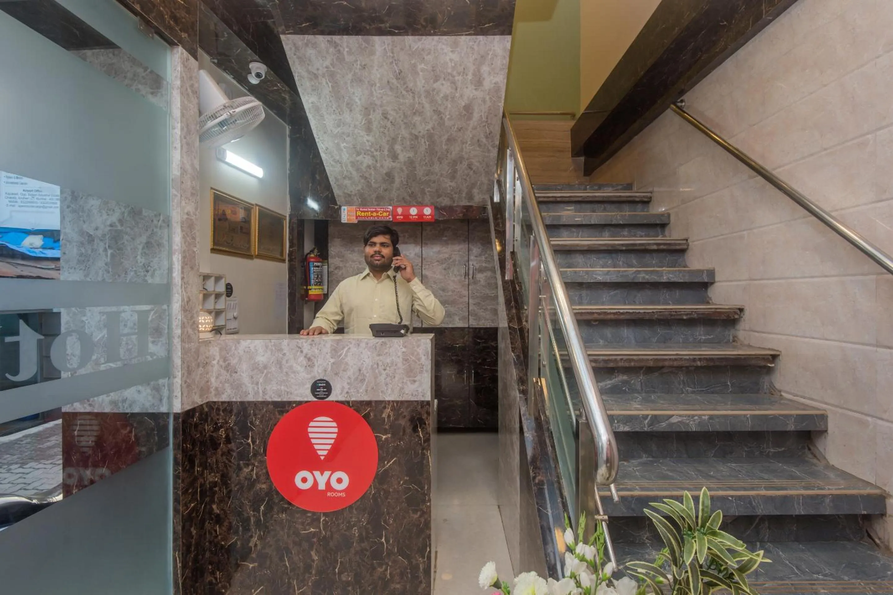 Lobby or reception in Hotel O Golden Nest Near Chhatrapati Shivaji International Airport
