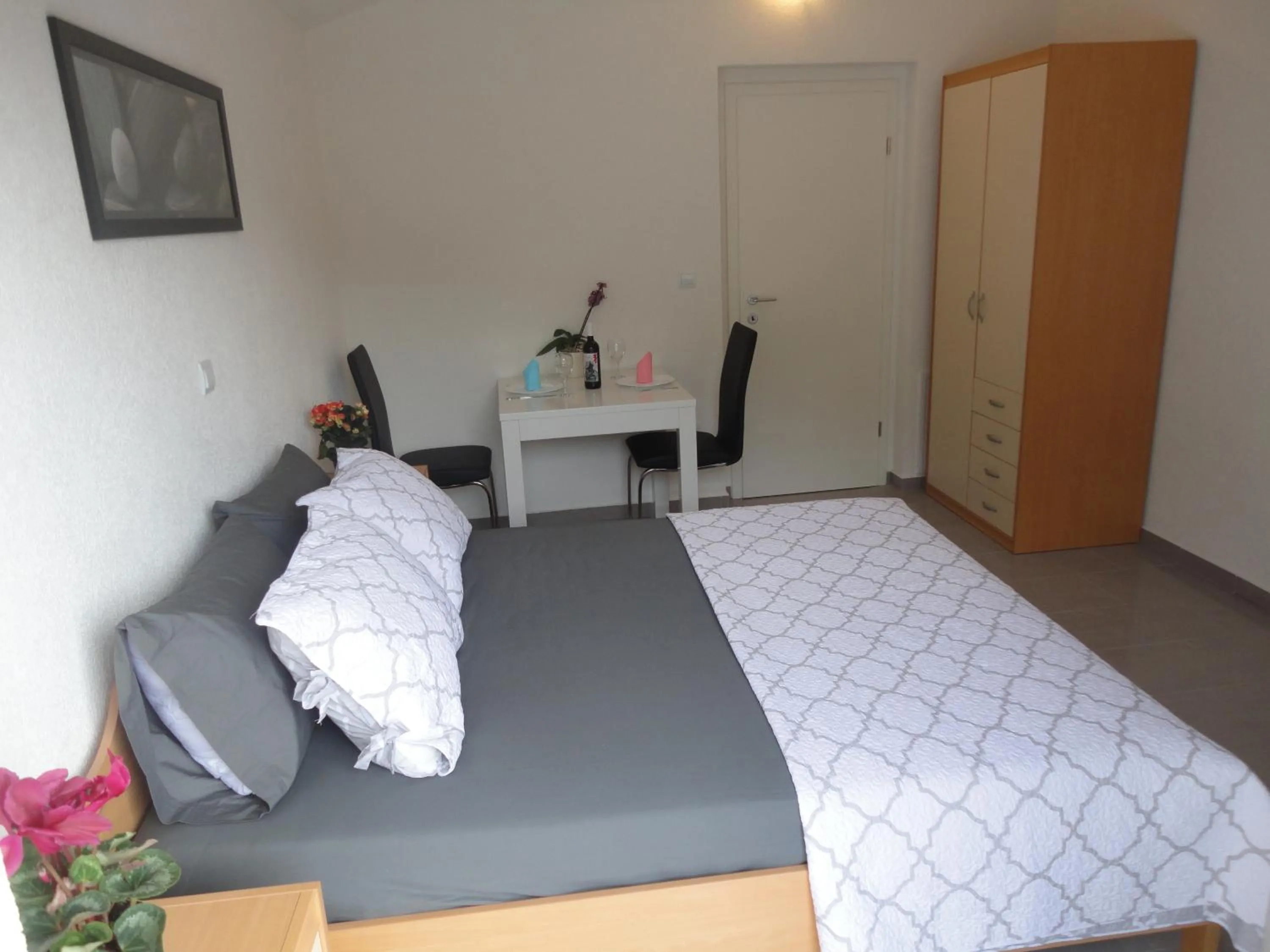 Photo of the whole room, Bed in Paradise Apartments - Robinson getaway