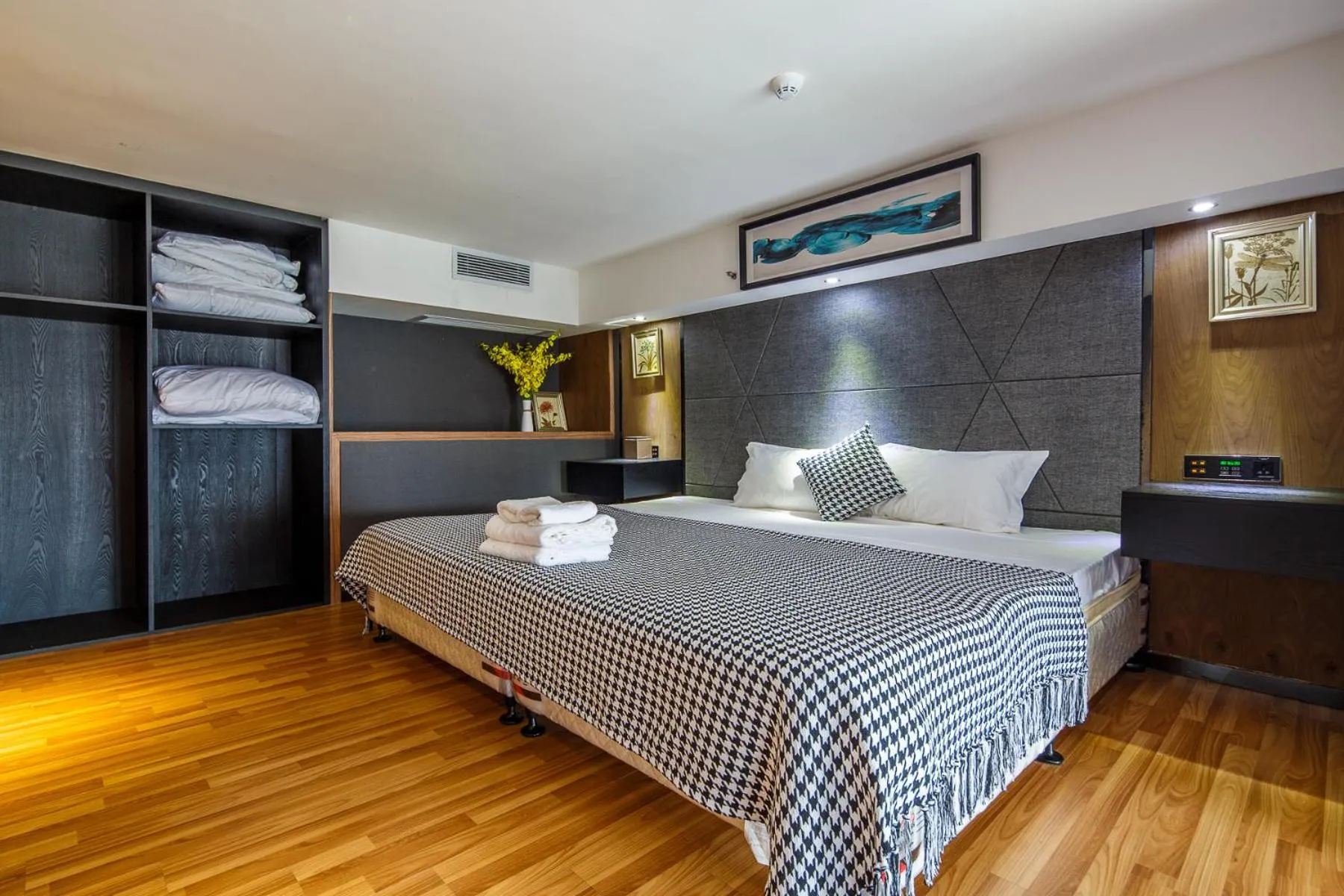 Bed in Lavender Apartment Branch