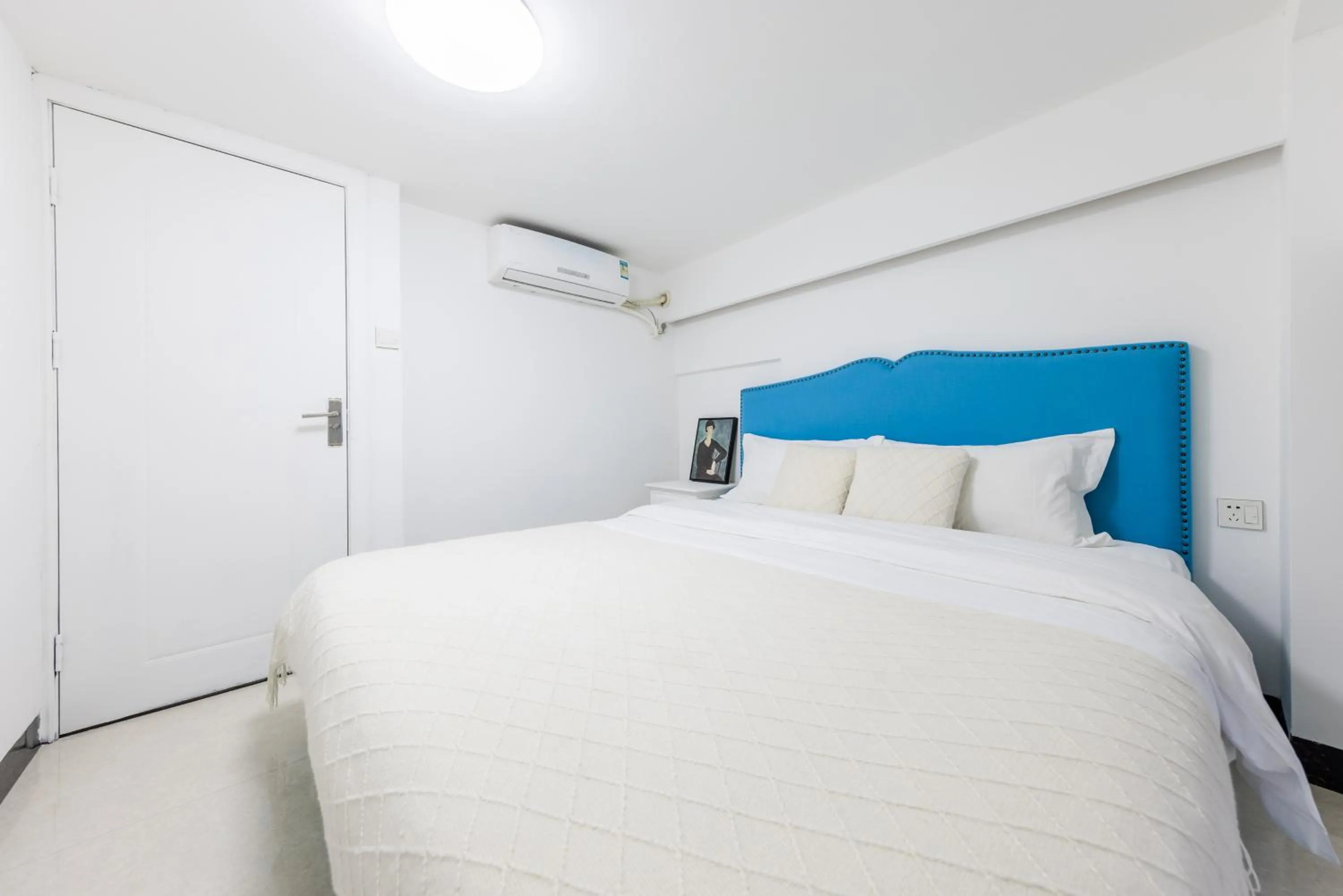 Bed in Lavender Apartment Branch