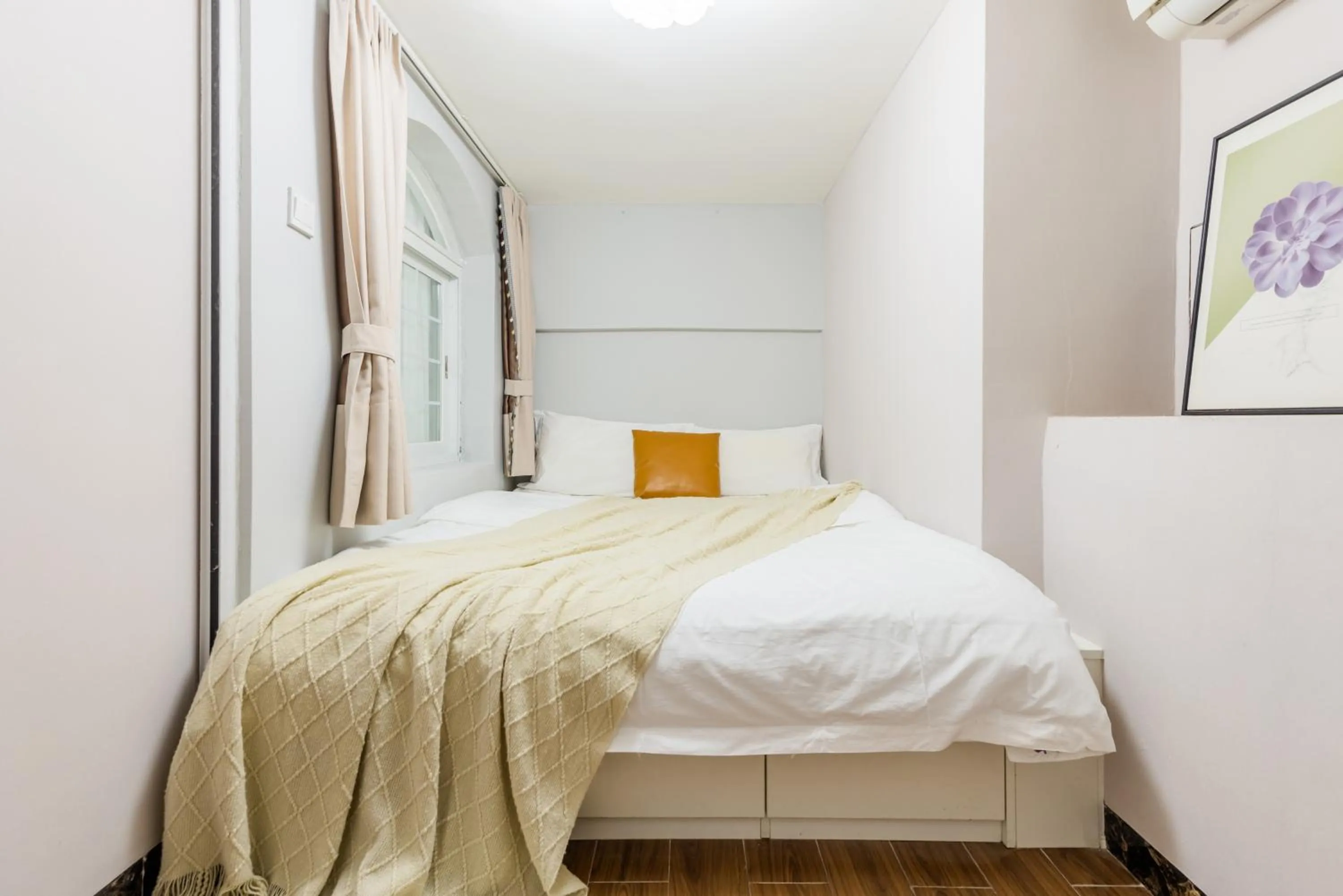 Bed in Lavender Apartment Branch