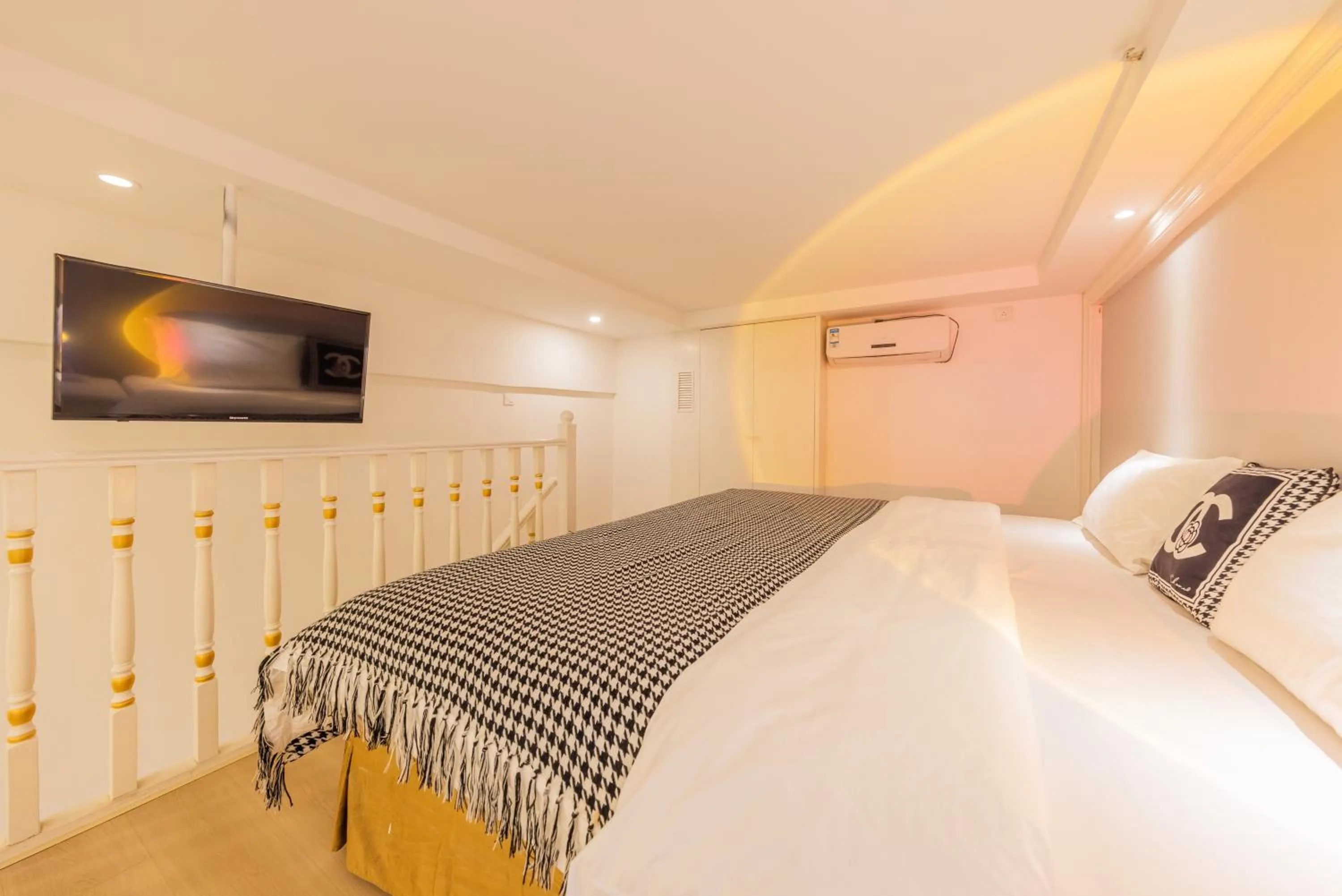 Bed in Lavender Apartment Branch