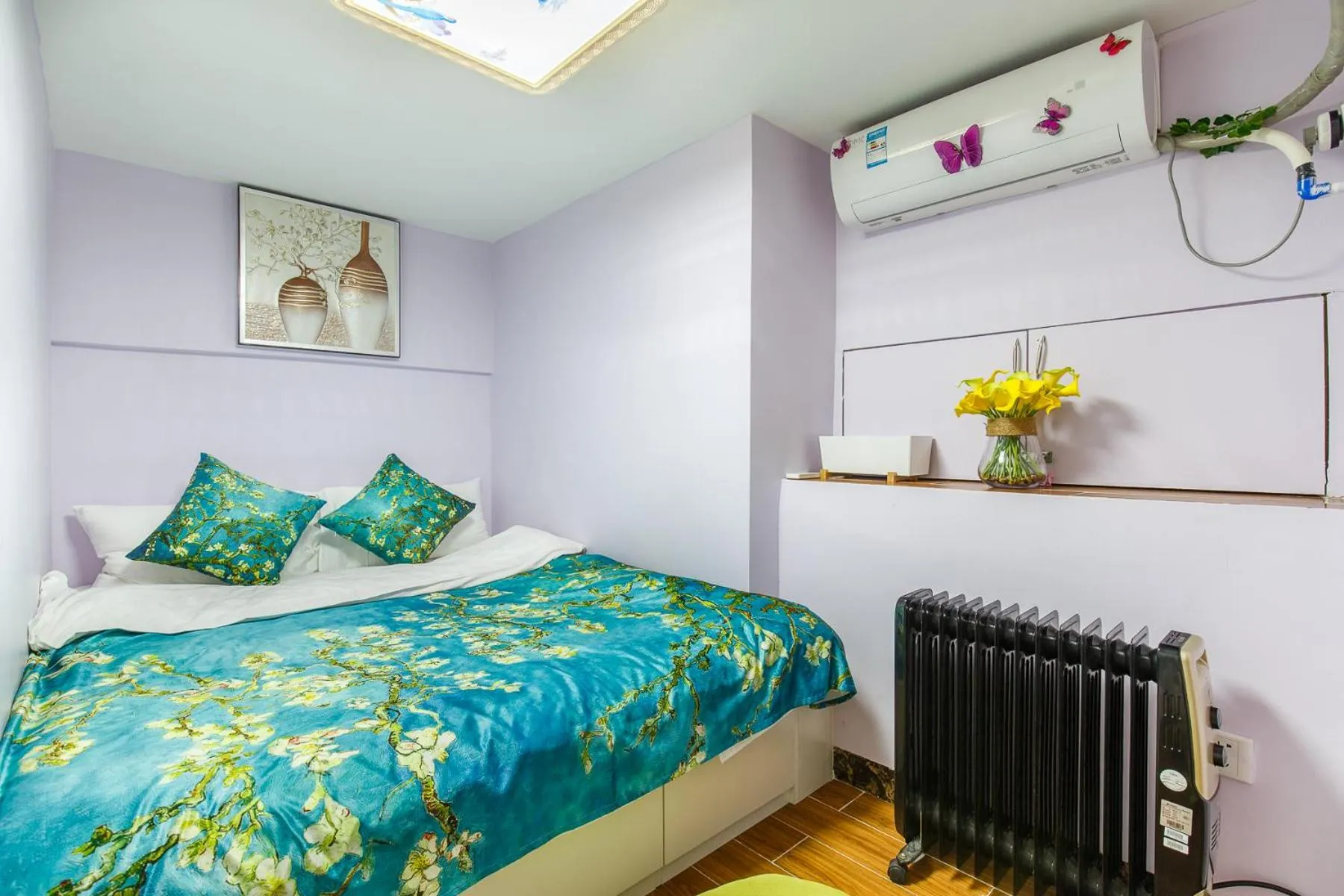 Bed in Lavender Apartment Branch