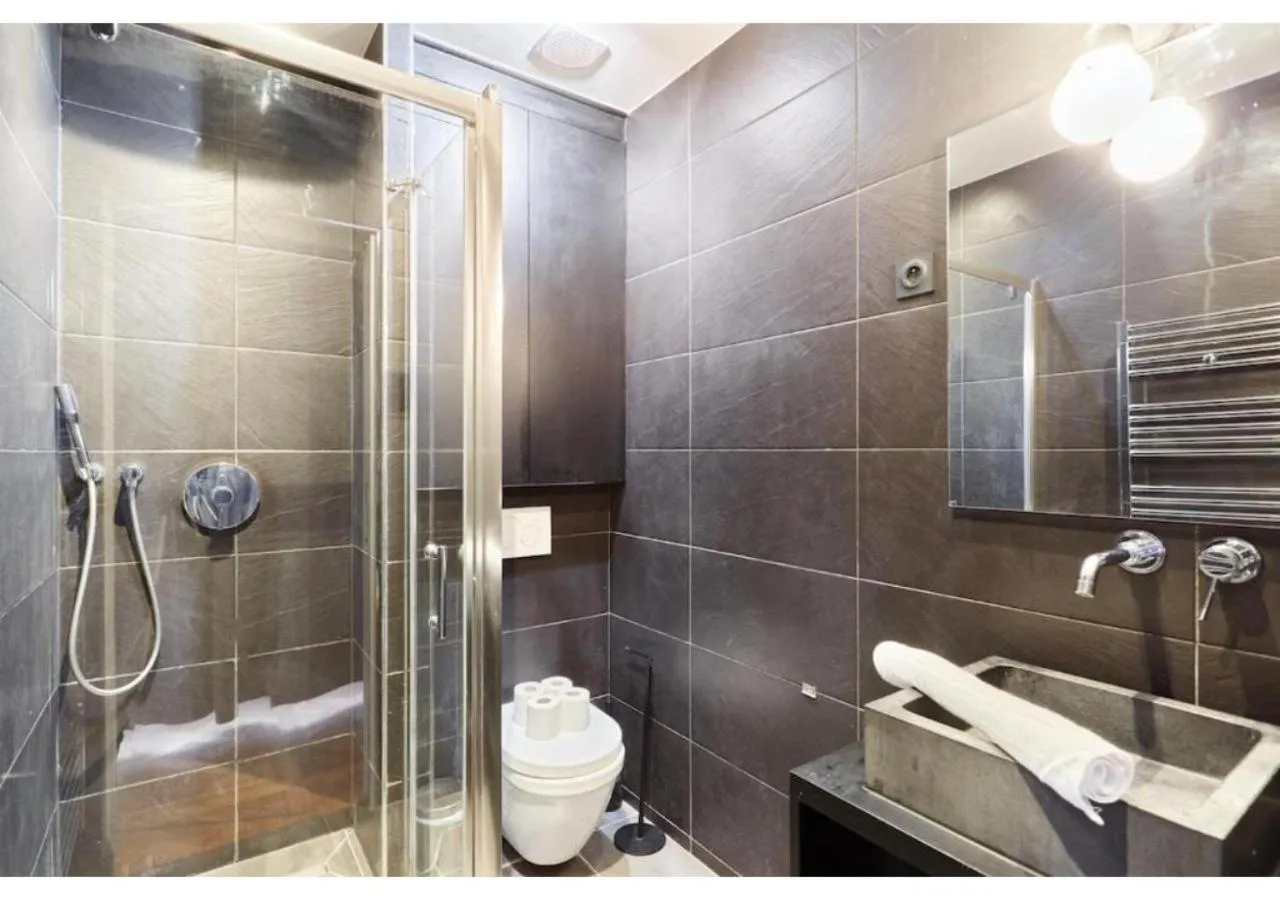 Bathroom in Apartment Le Marais by Studio prestige