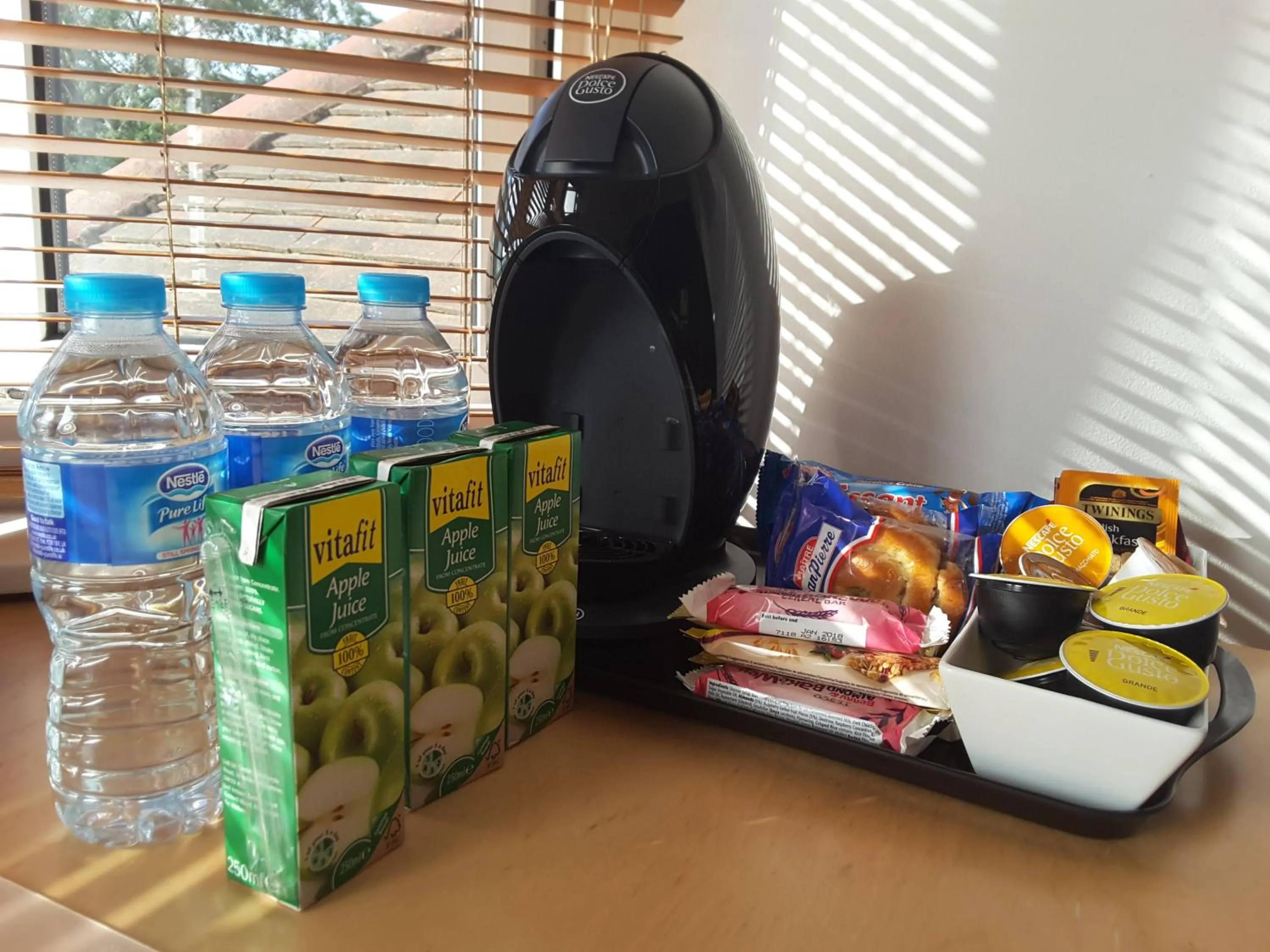 Coffee/tea facilities in Osterley Studio Room