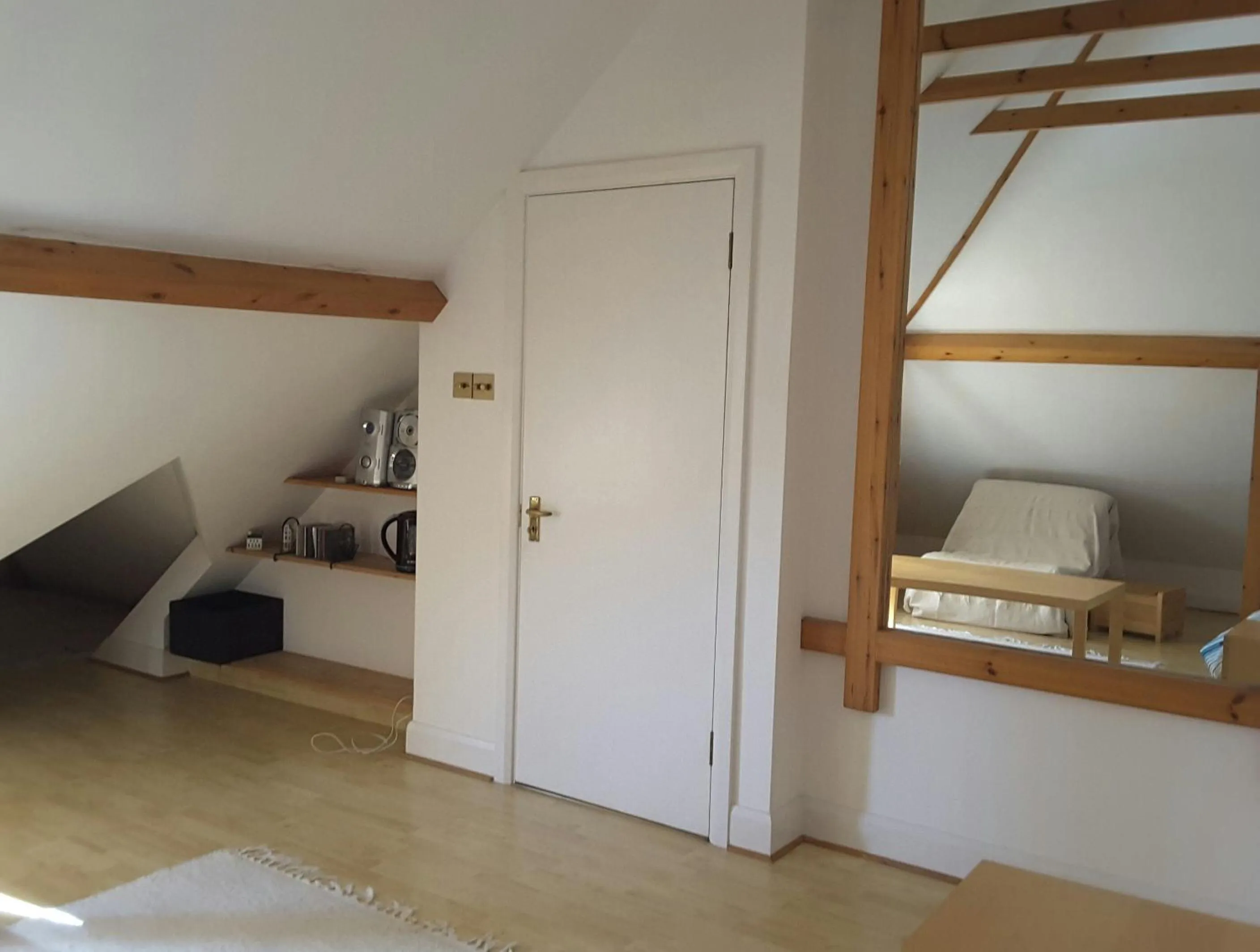 Photo of the whole room, Bed in Osterley Studio Room