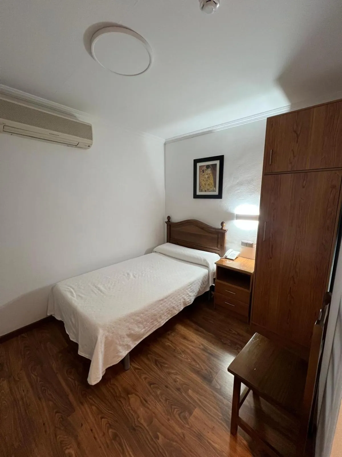 wardrobe, Bed in Hotel Restaurante Dama de Baza