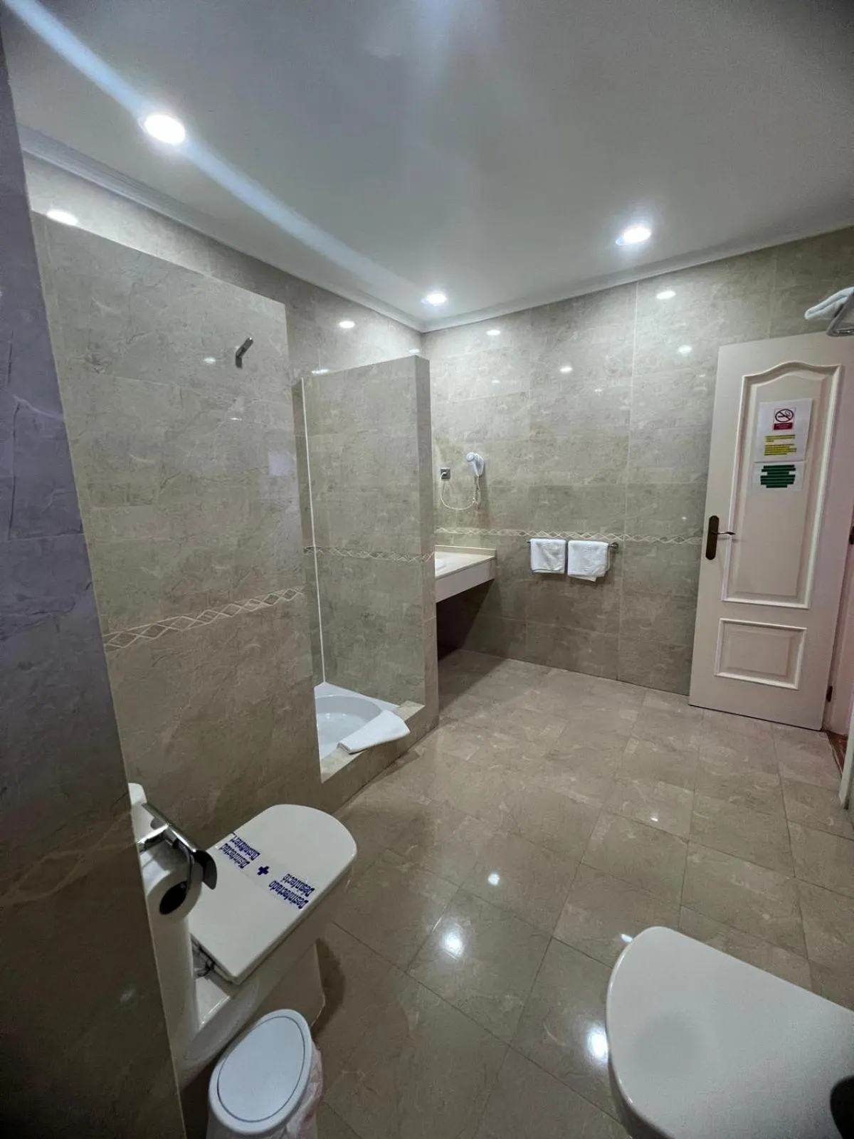 Shower in Hotel Restaurante Dama de Baza