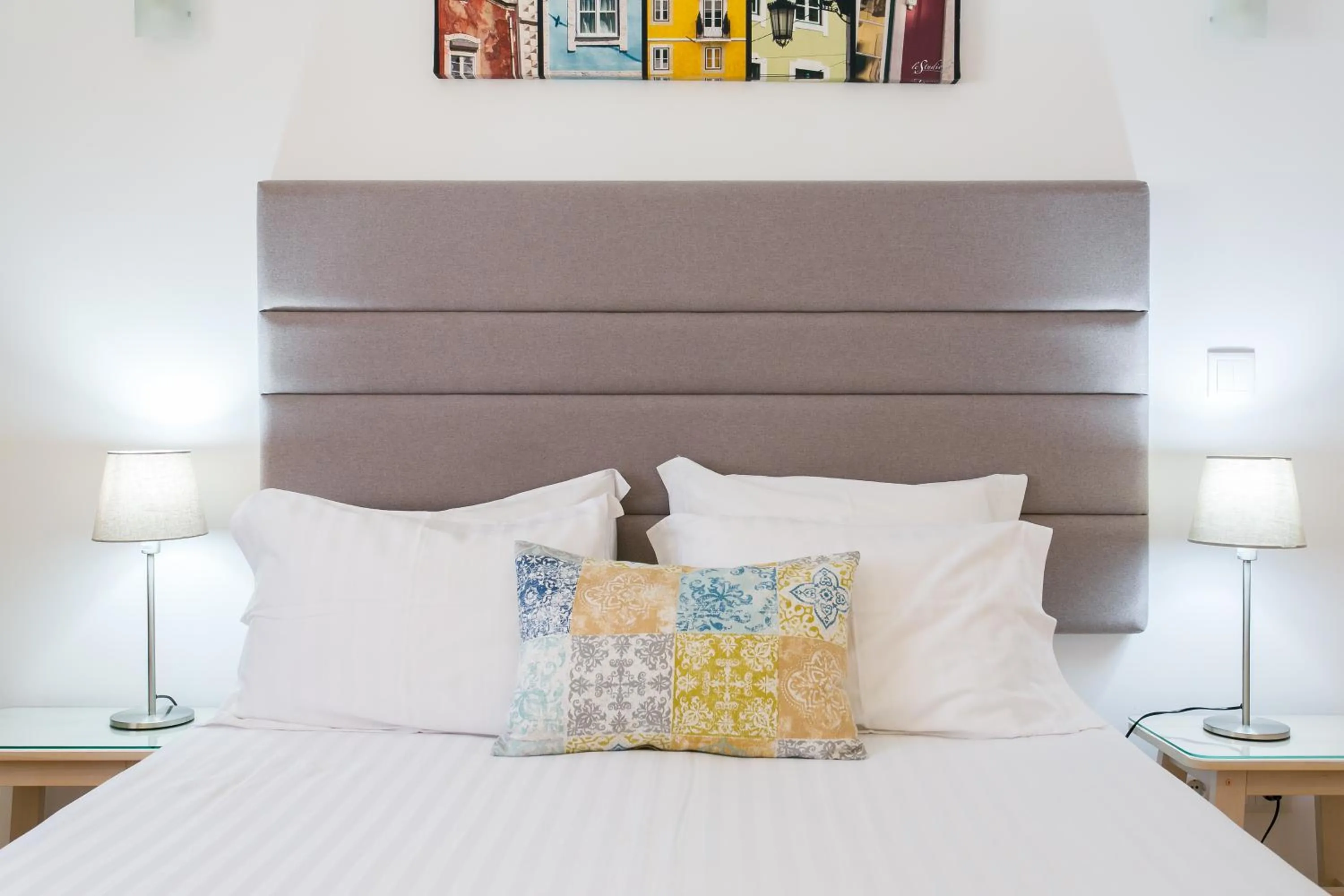 Bed in Charming Santos Neighborhood, Walk to Time Out Market