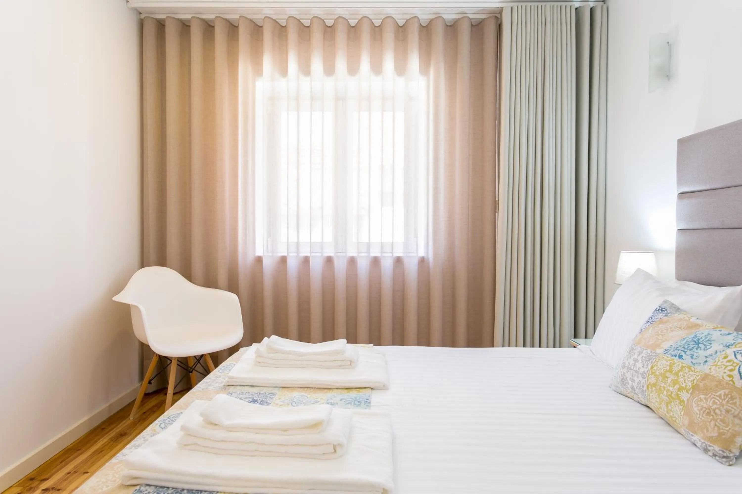 Bed in Charming Santos Neighborhood, Walk to Time Out Market