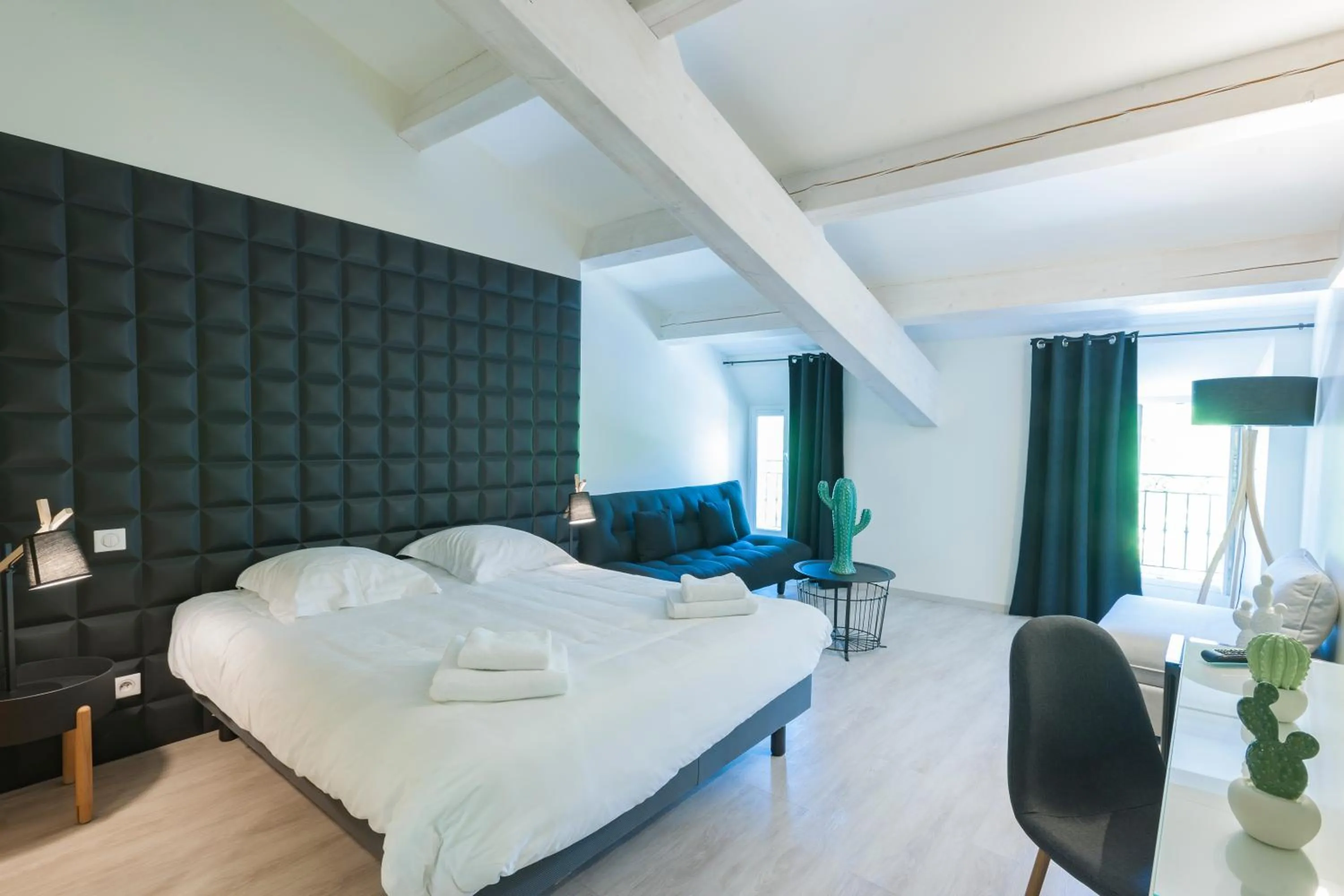 Photo of the whole room, Bed in Hotel Restaurant des Maures