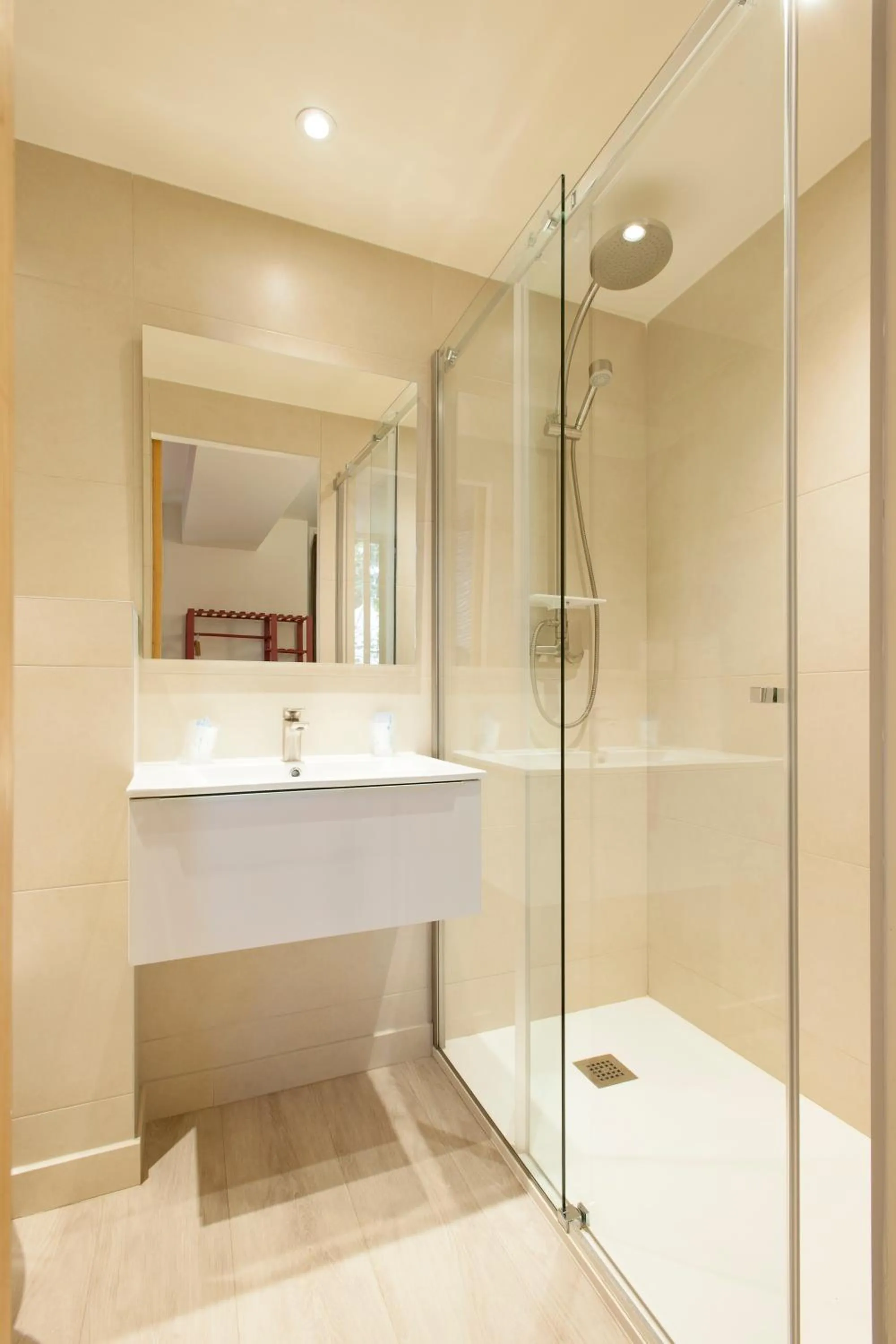 Shower in Hotel Restaurant des Maures
