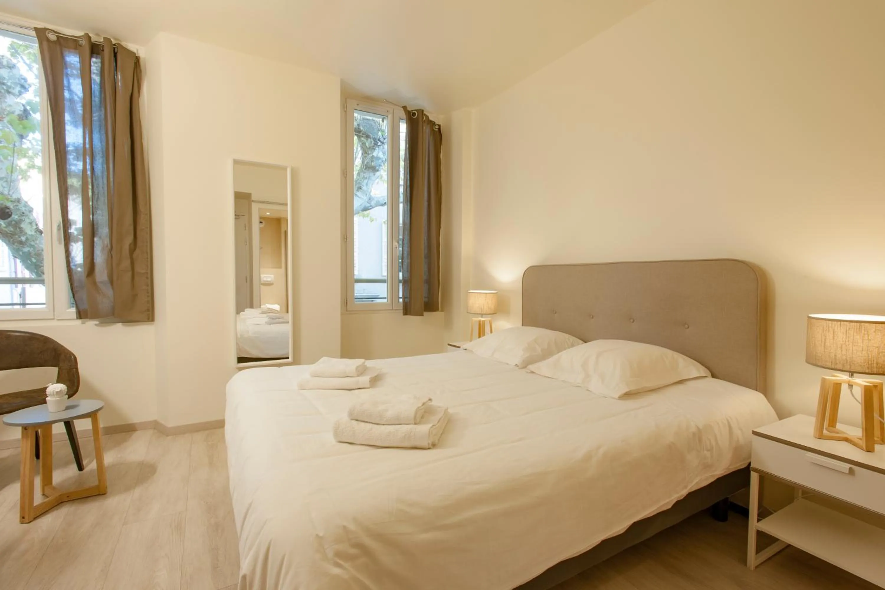 Bed in Hotel Restaurant des Maures