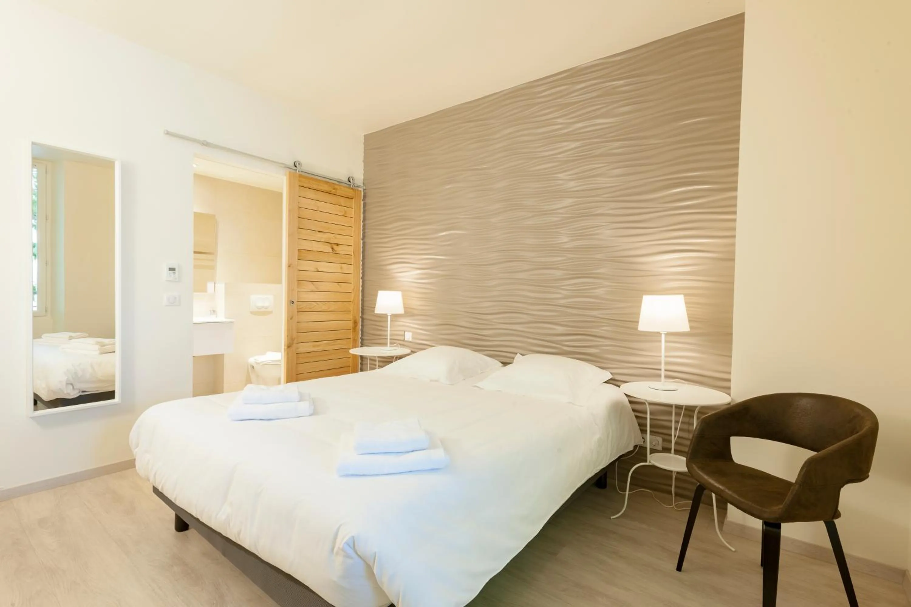 Bed in Hotel Restaurant des Maures