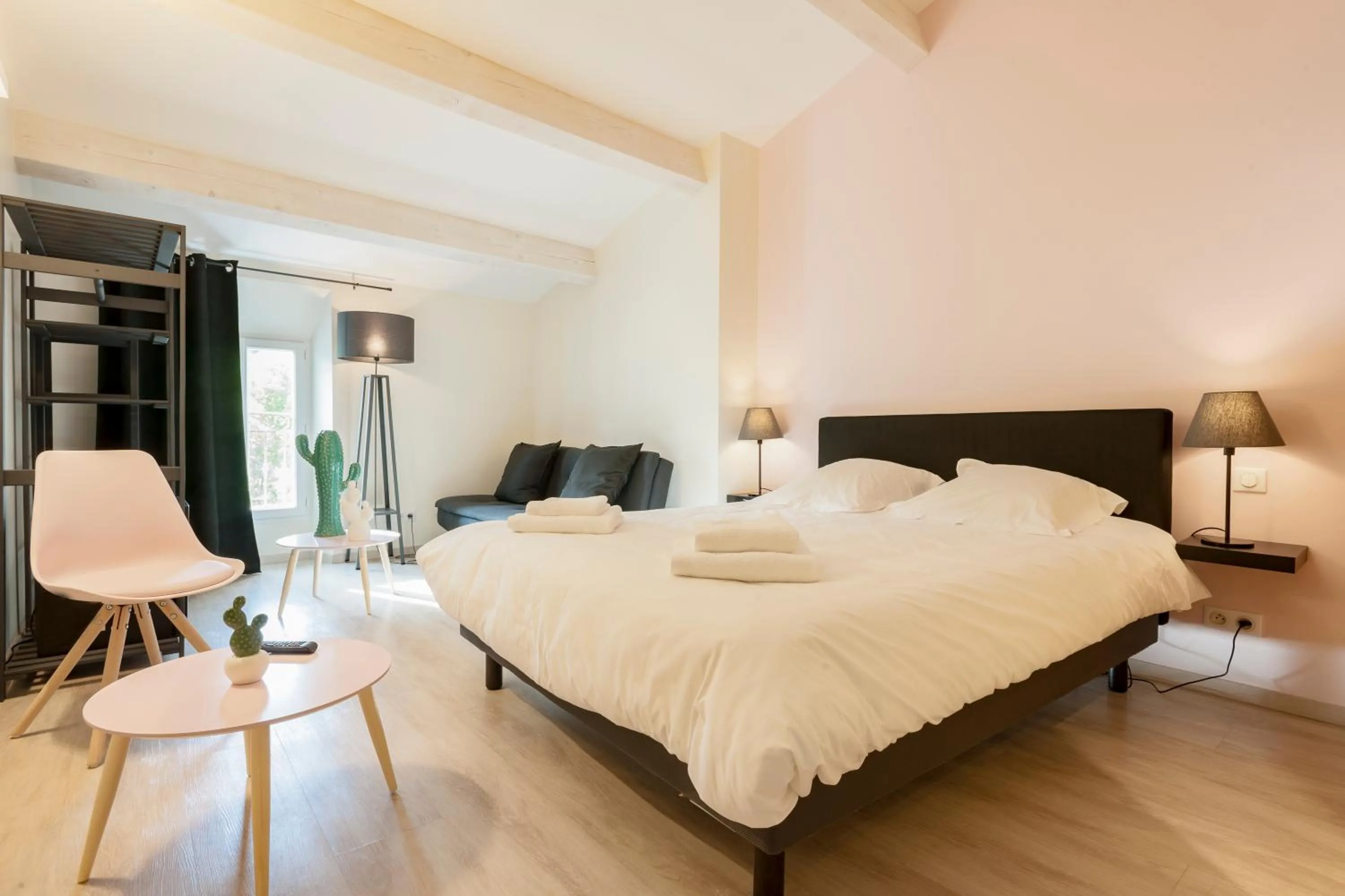 Bed in Hotel Restaurant des Maures