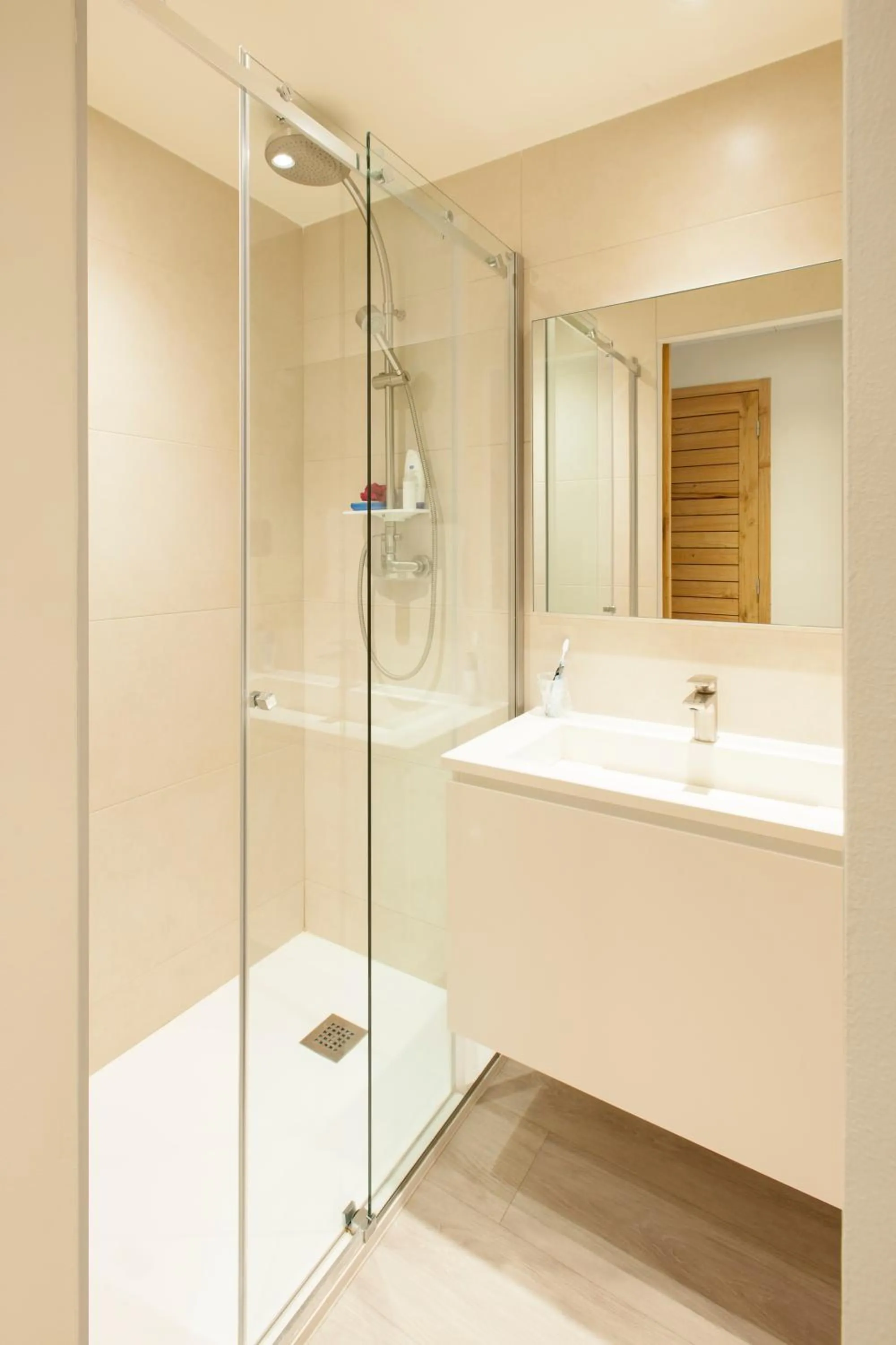 Shower in Hotel Restaurant des Maures