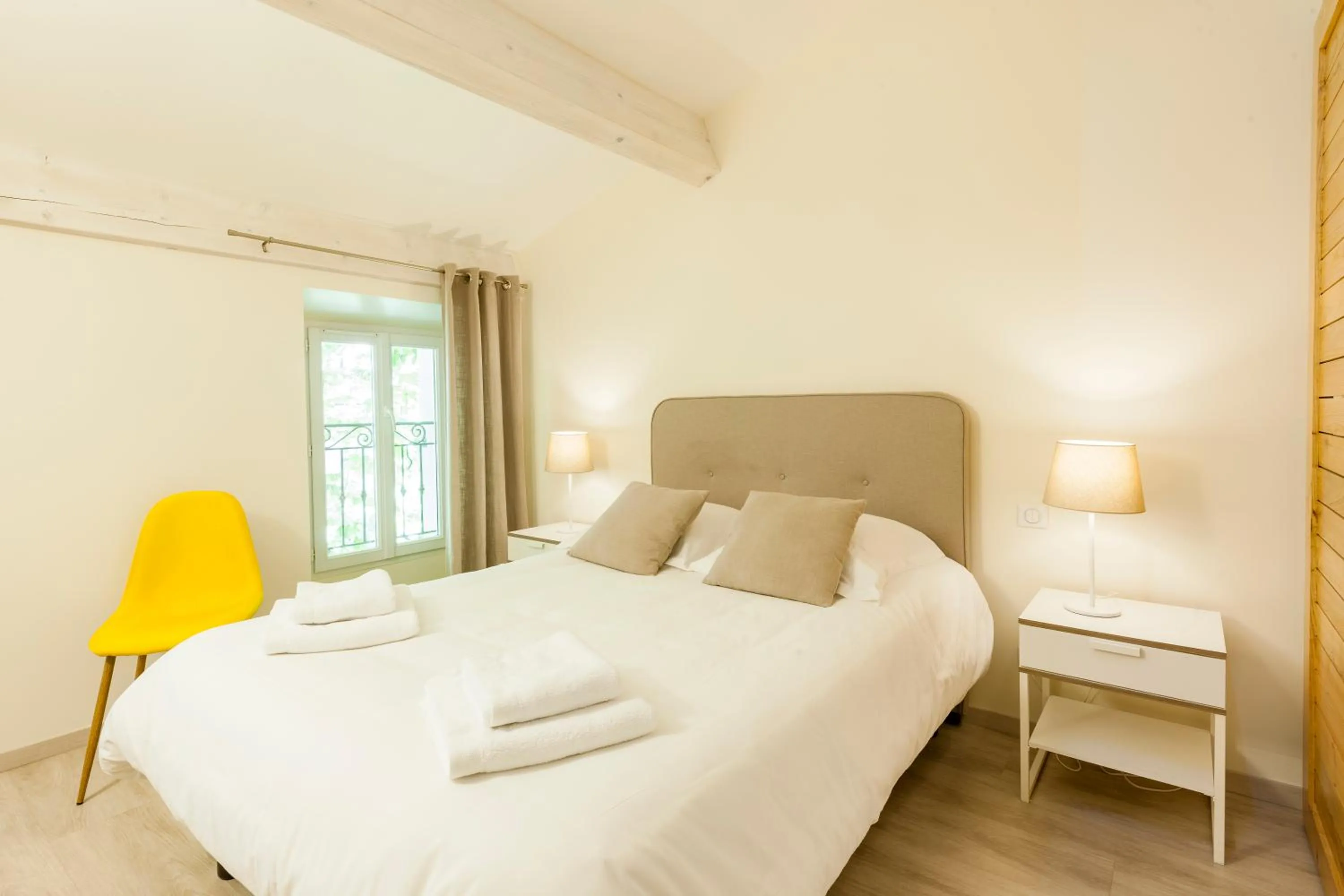 Bed in Hotel Restaurant des Maures