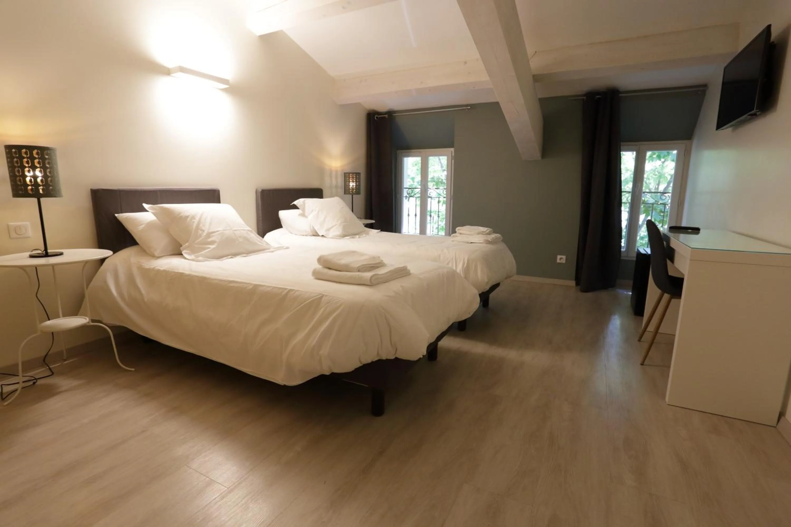 Bed in Hotel Restaurant des Maures