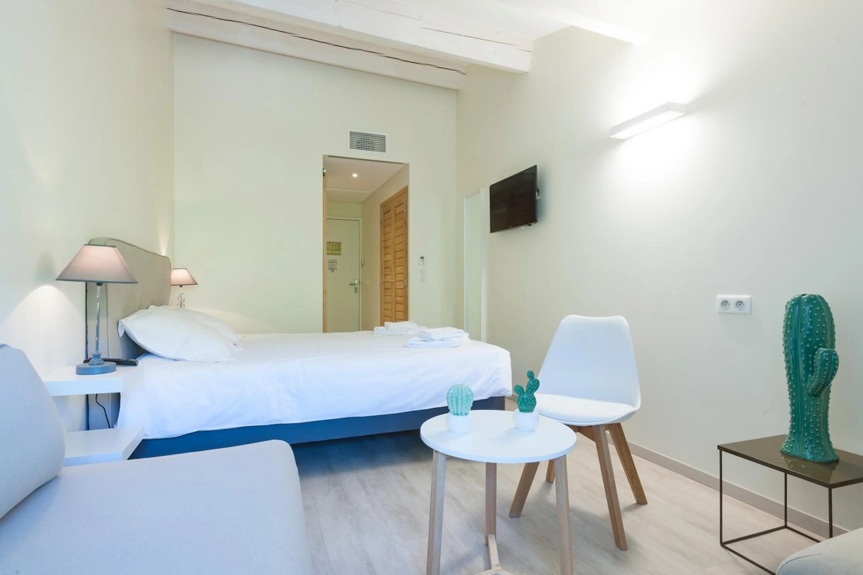 Bed in Hotel Restaurant des Maures