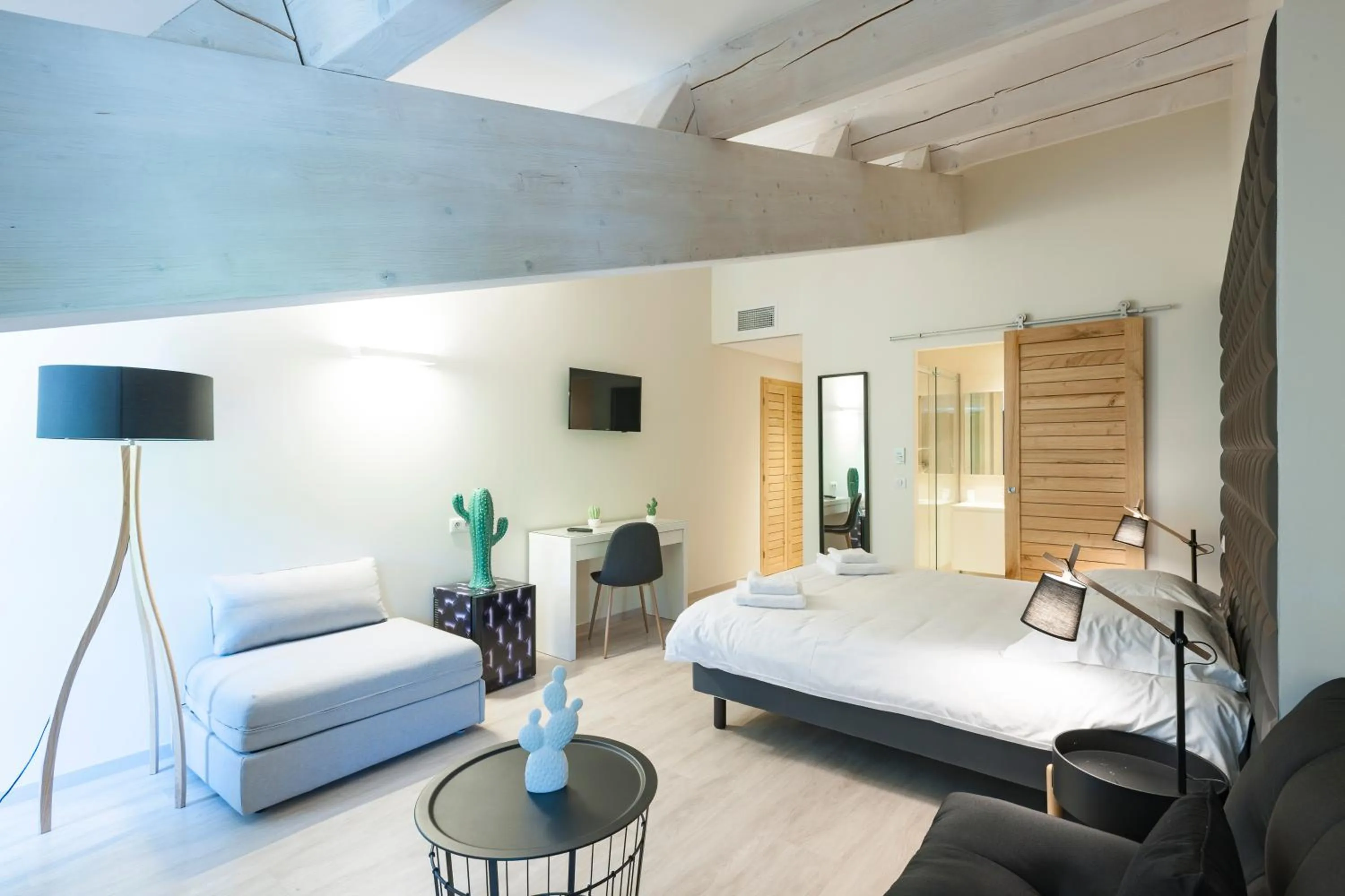 Bed in Hotel Restaurant des Maures