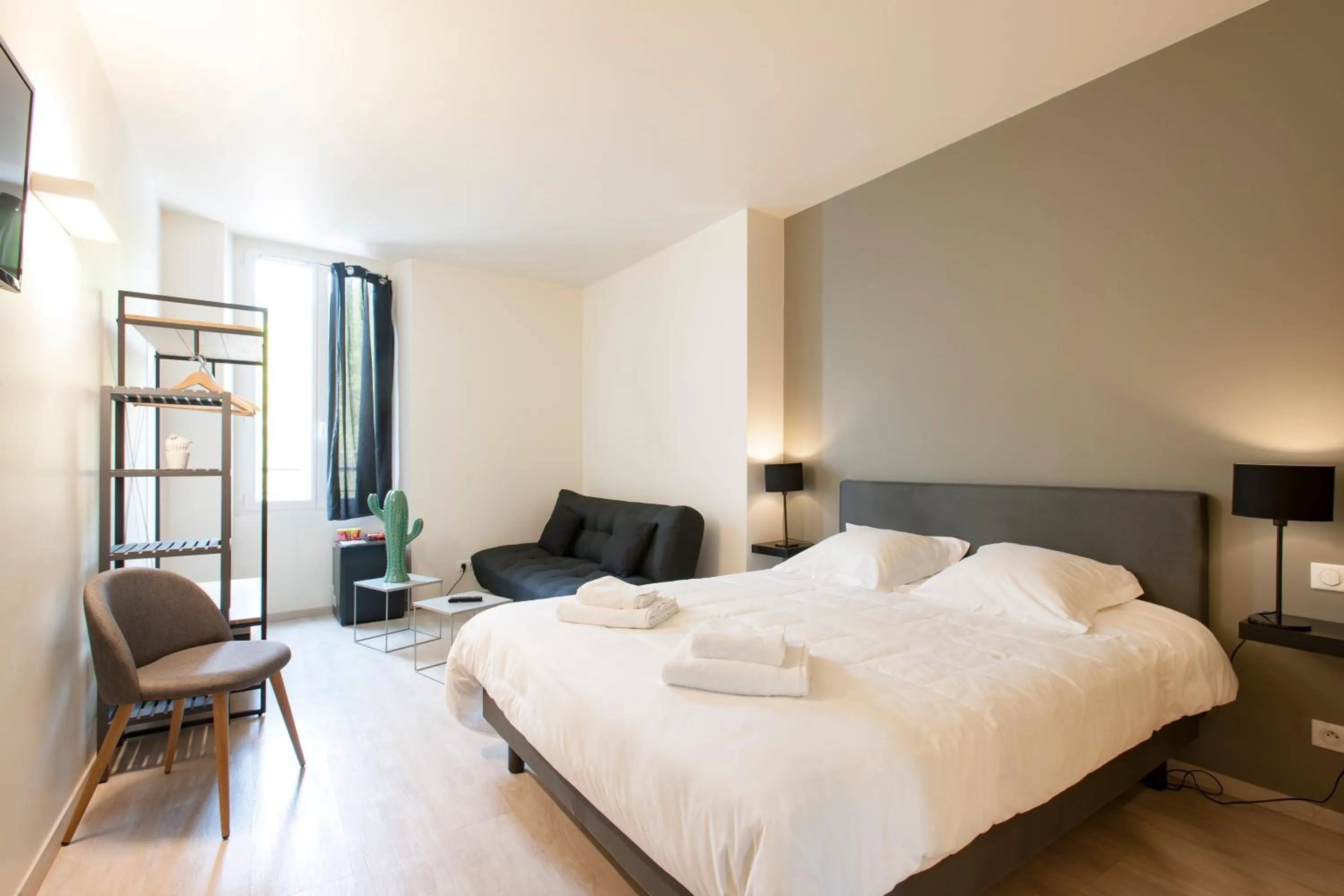 Bed in Hotel Restaurant des Maures