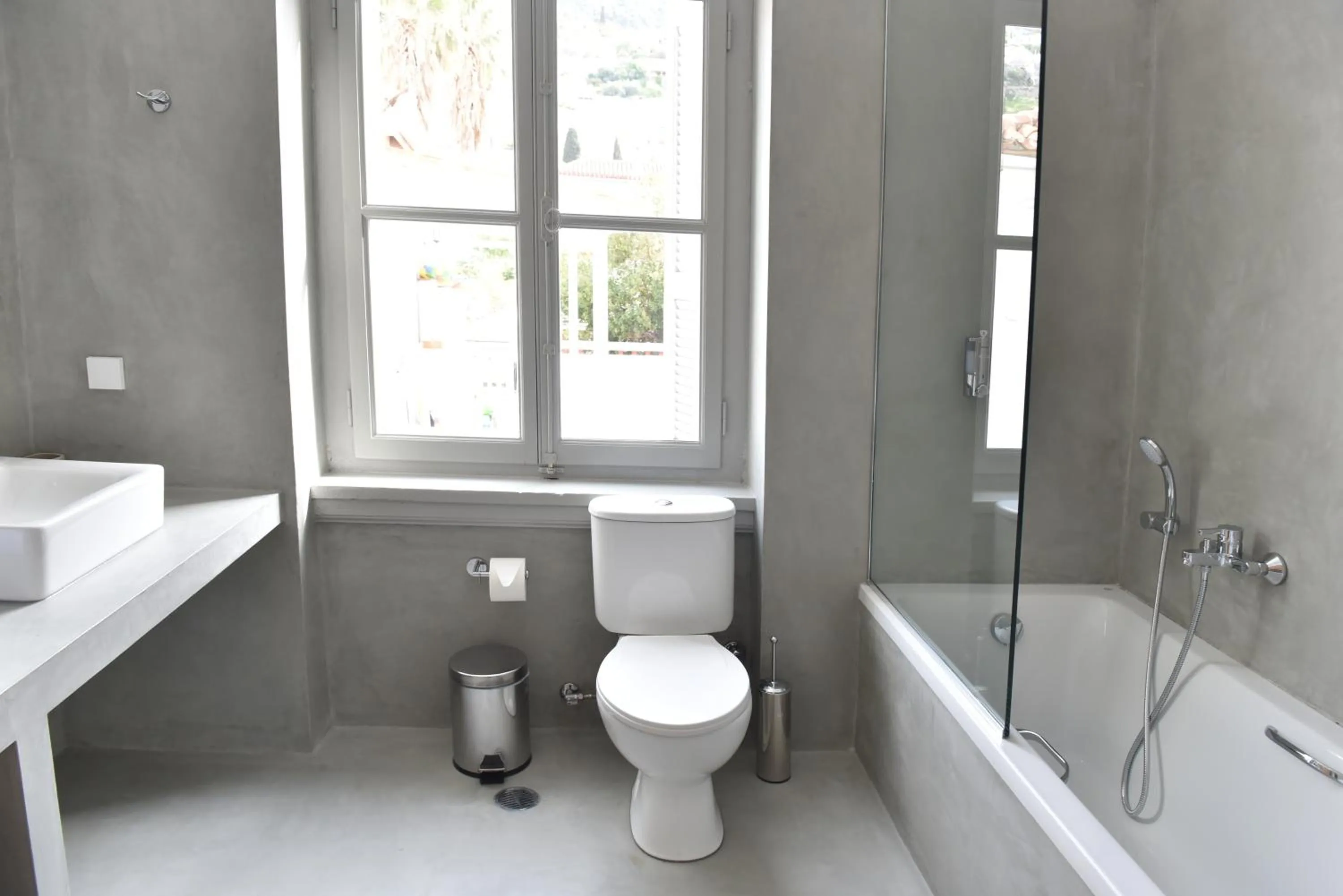 Bathroom in Douskos Guesthouse