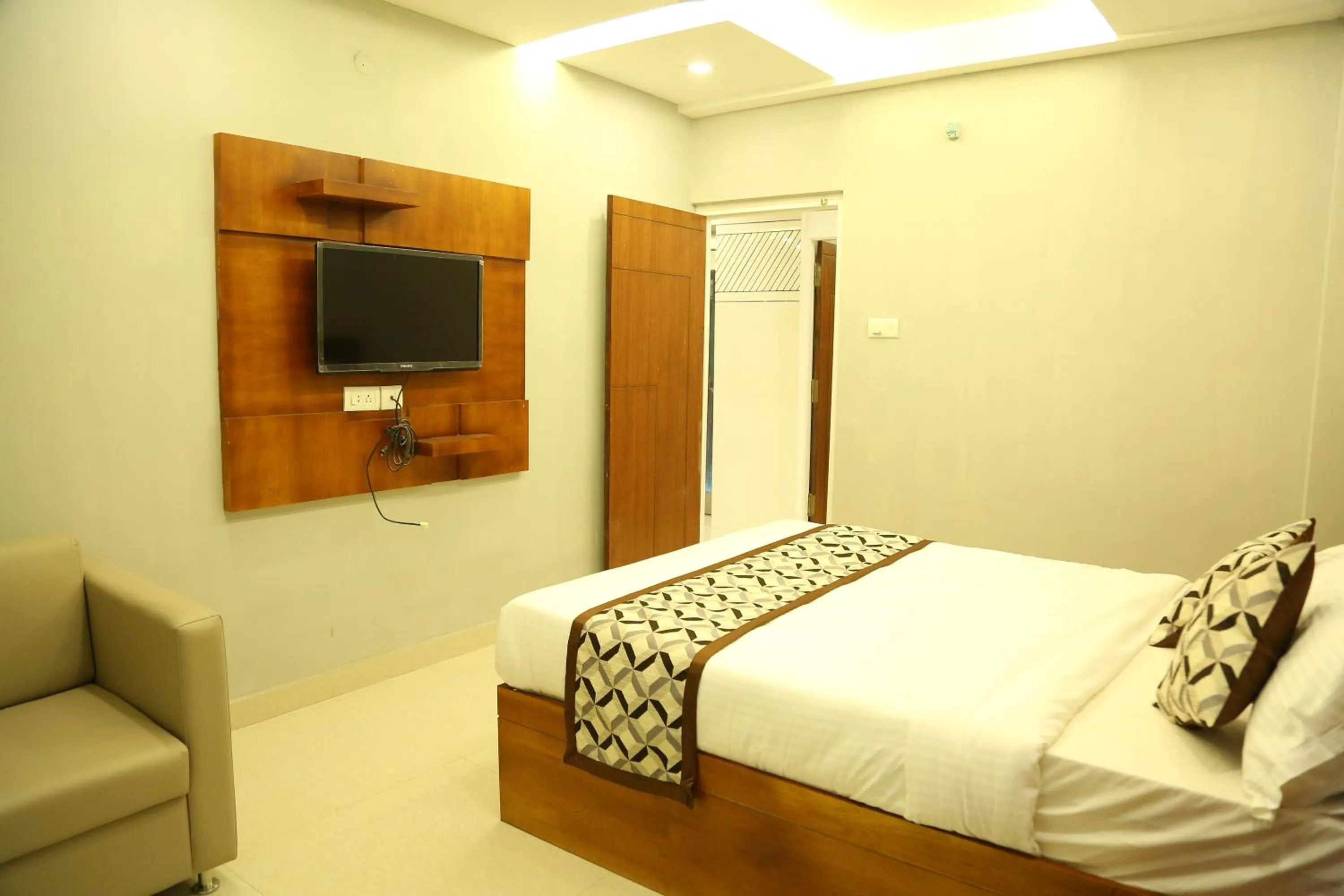 Staff, Bed in 4U Business Hotel