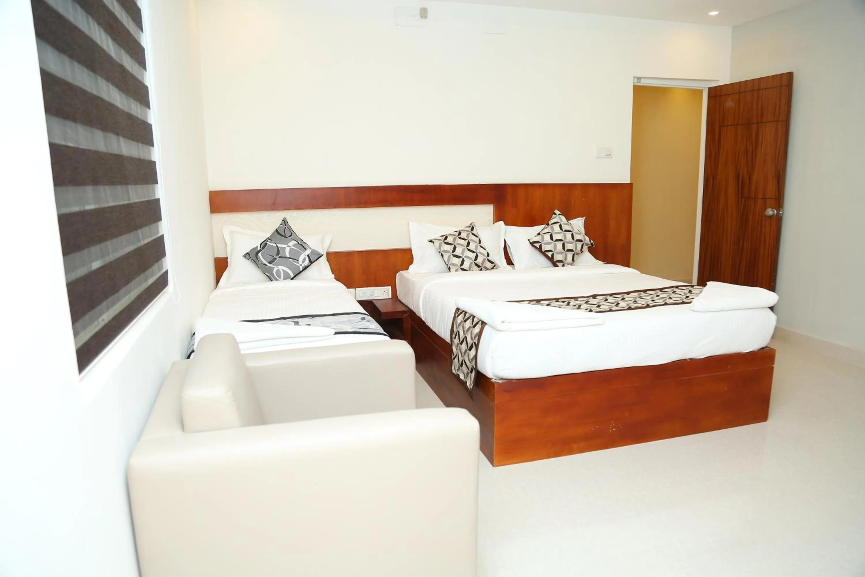 Staff, Bed in 4U Business Hotel