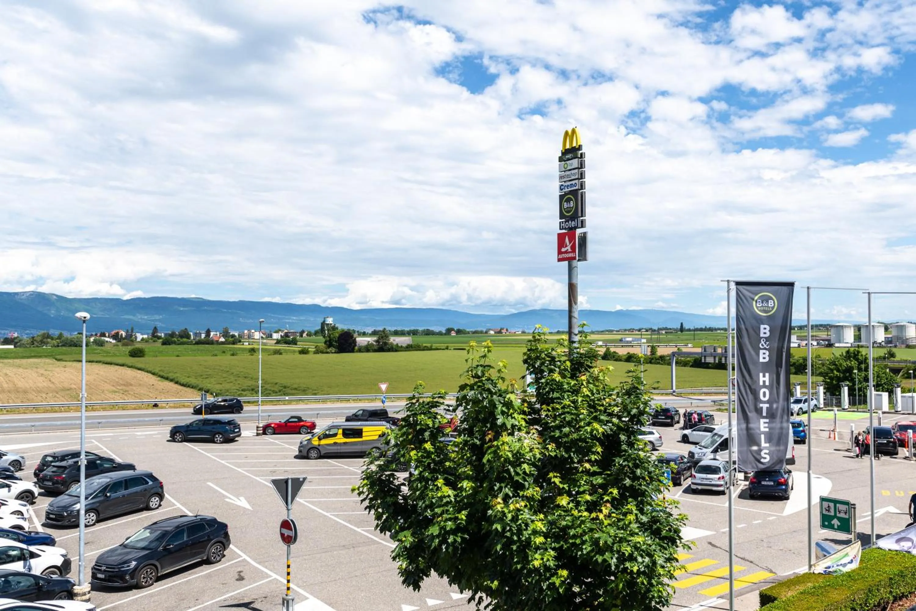 Natural landscape in B&B HOTEL Lully 3 Lakes