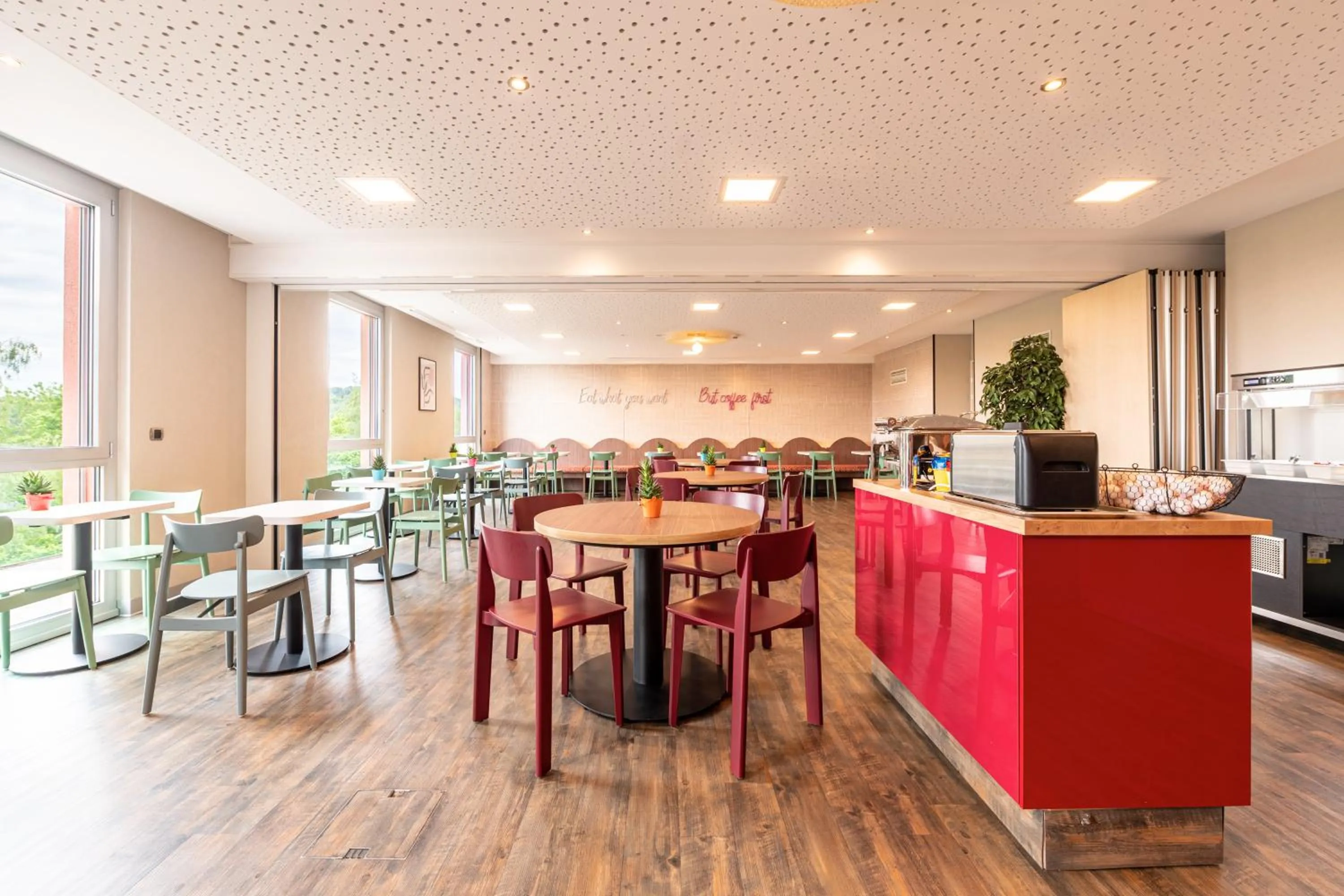 Restaurant/places to eat in B&B HOTEL Lully 3 Lakes