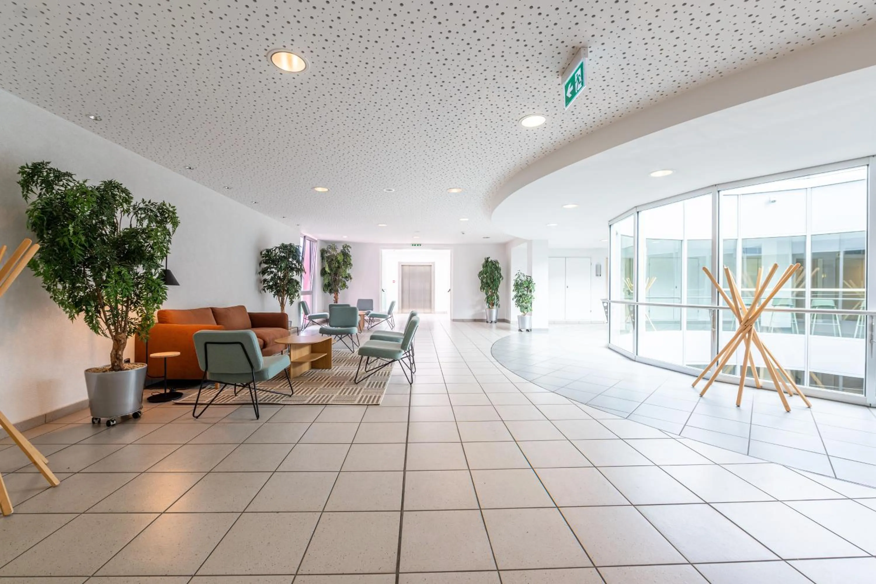 Lobby or reception in B&B HOTEL Lully 3 Lakes