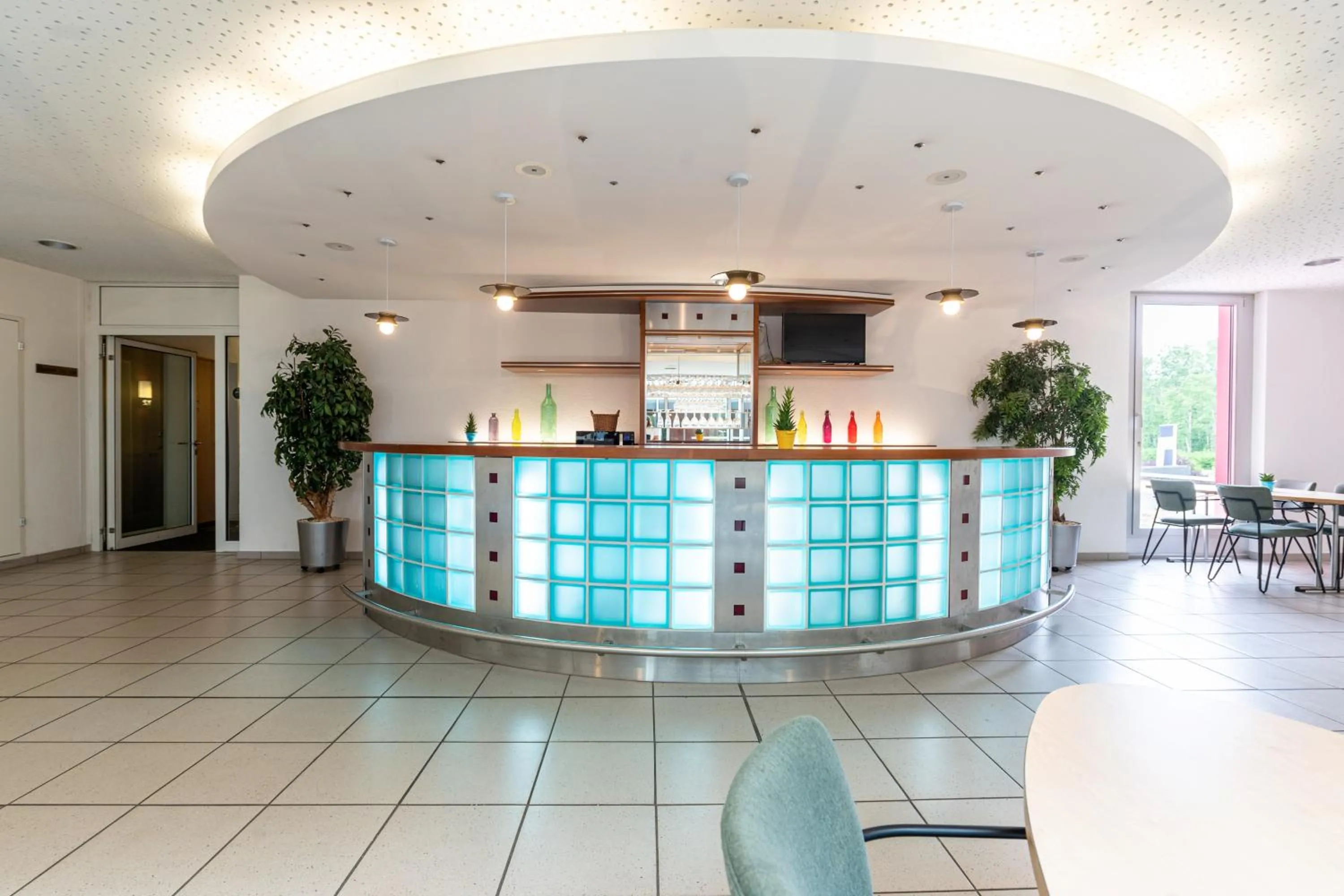 Lounge or bar in B&B HOTEL Lully 3 Lakes