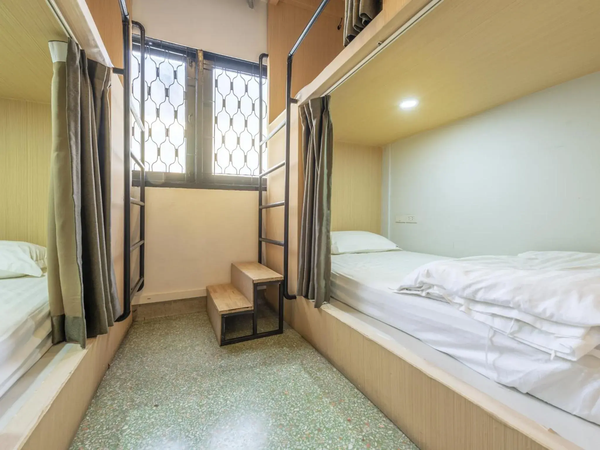 Bed in 6-Bed Female Dormitory Room in Sloth Hostel Khaosan Bed in 6-Bed Female Dormitory Room in Sloth Hostel Khaosan