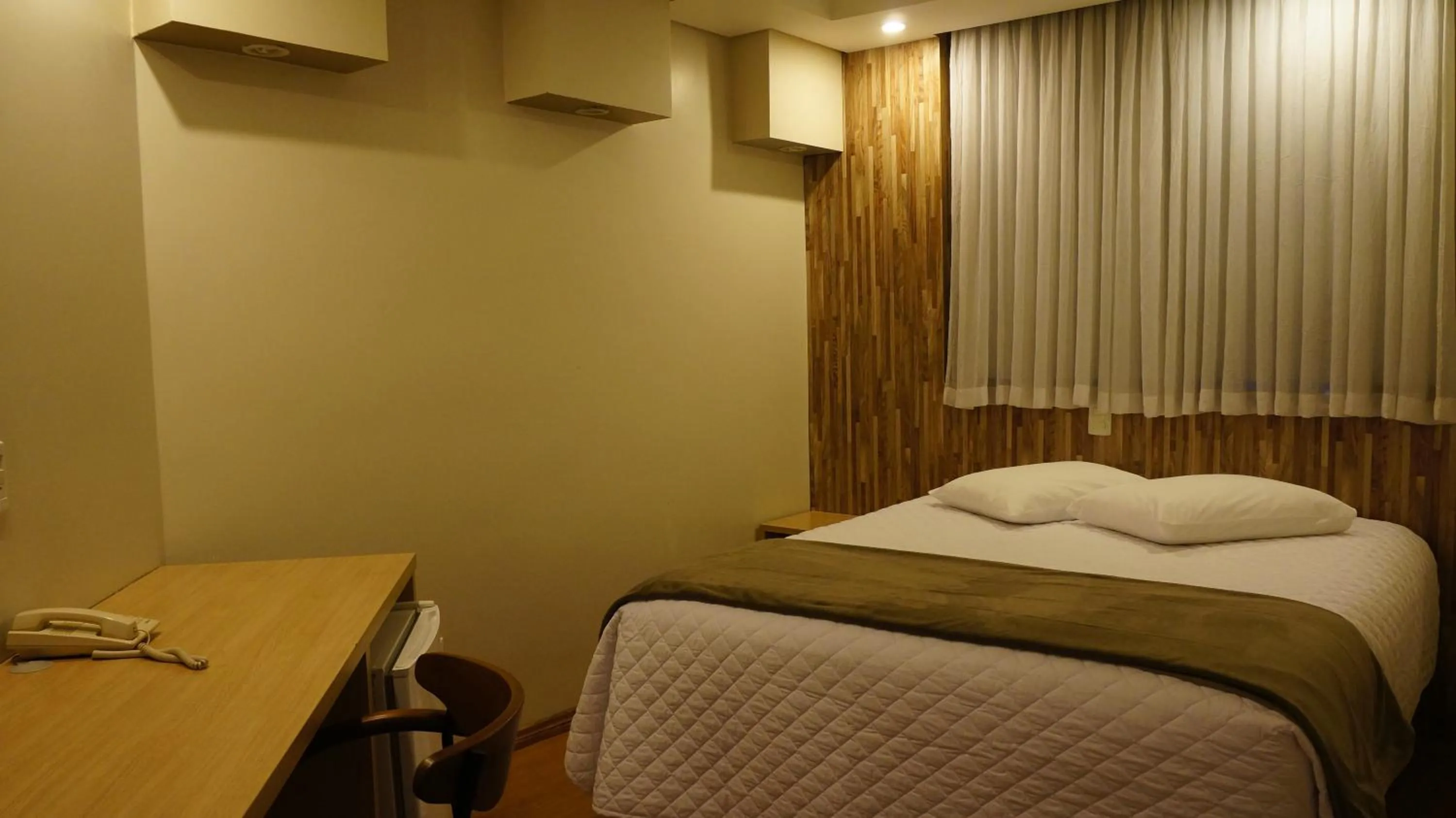 Bedroom, Bed in Regente Hotel