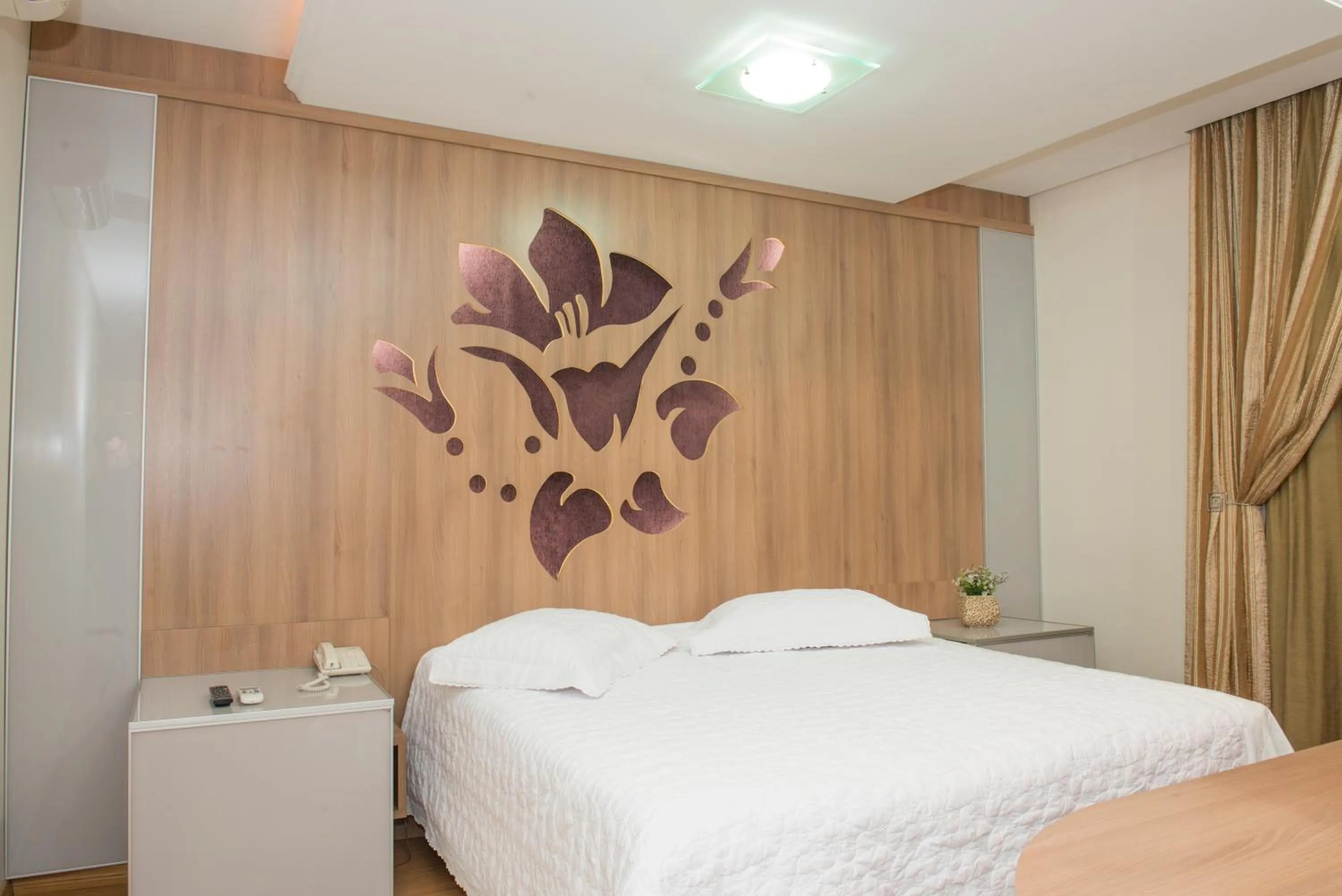 Bedroom, Bed in Regente Hotel