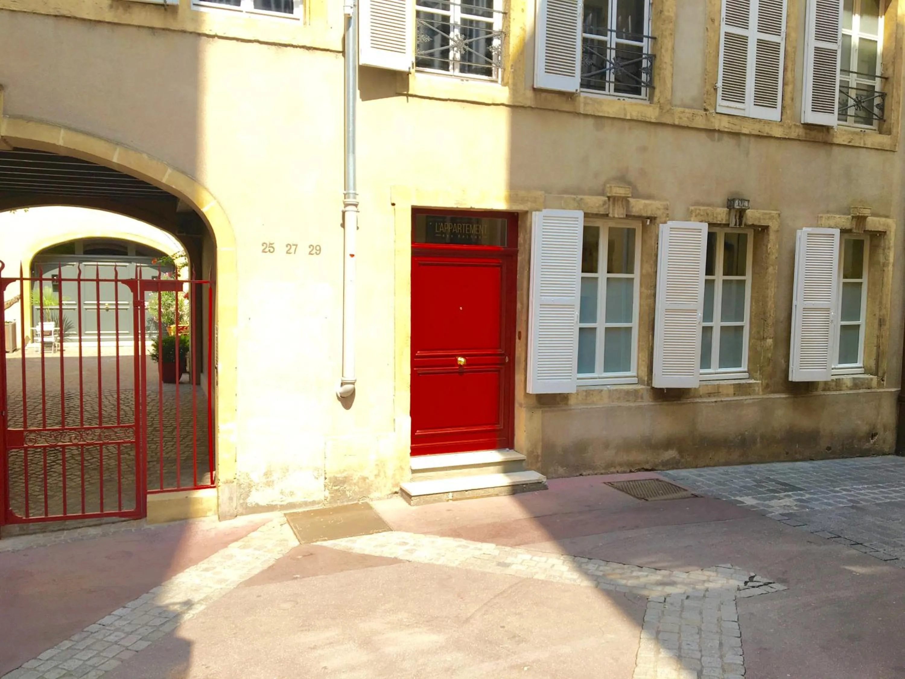 Facade/entrance in L'Appartement des Roches
