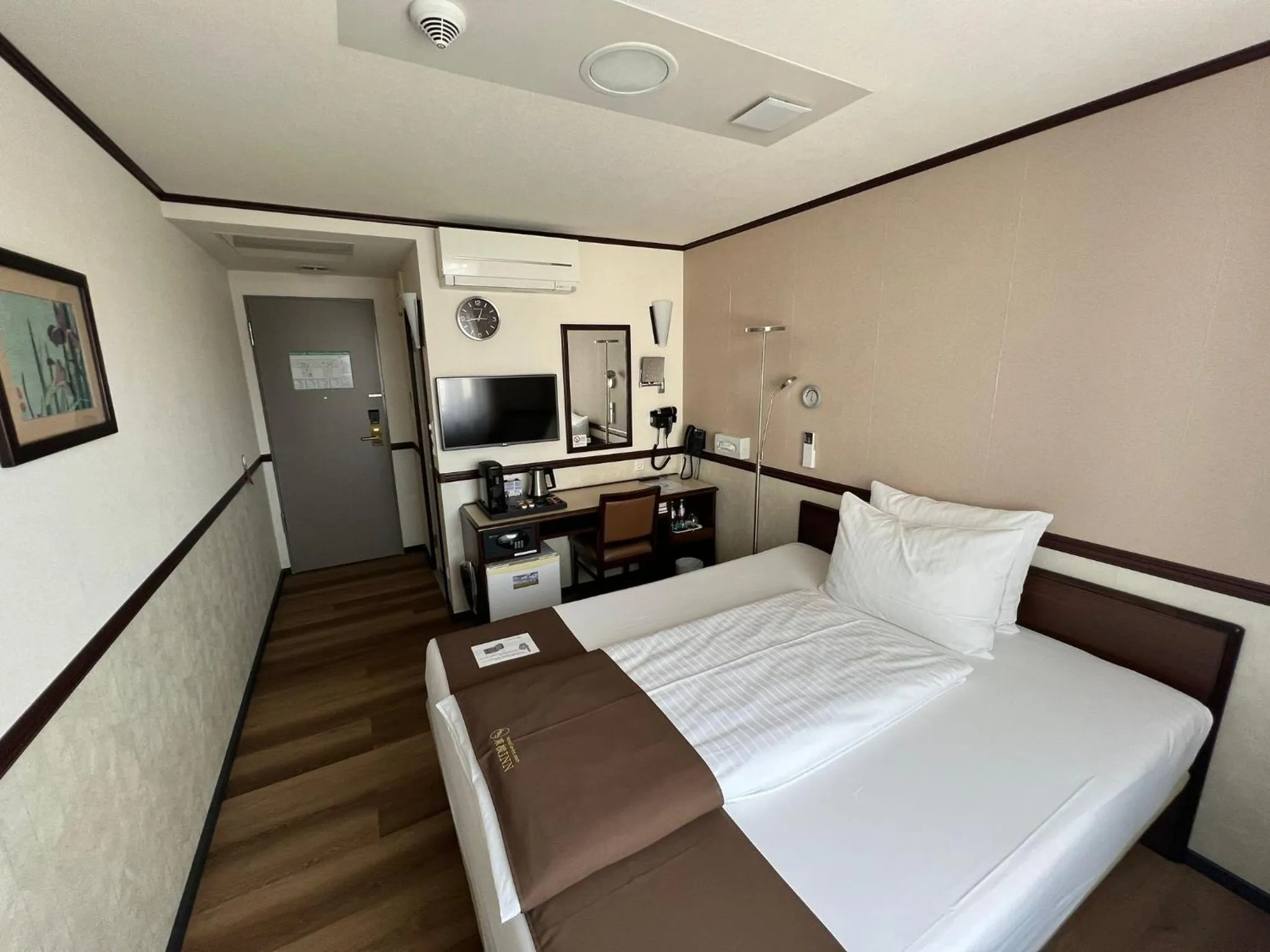 Photo of the whole room, Bed in Toyoko Inn Frankfurt am Main Hauptbahnhof