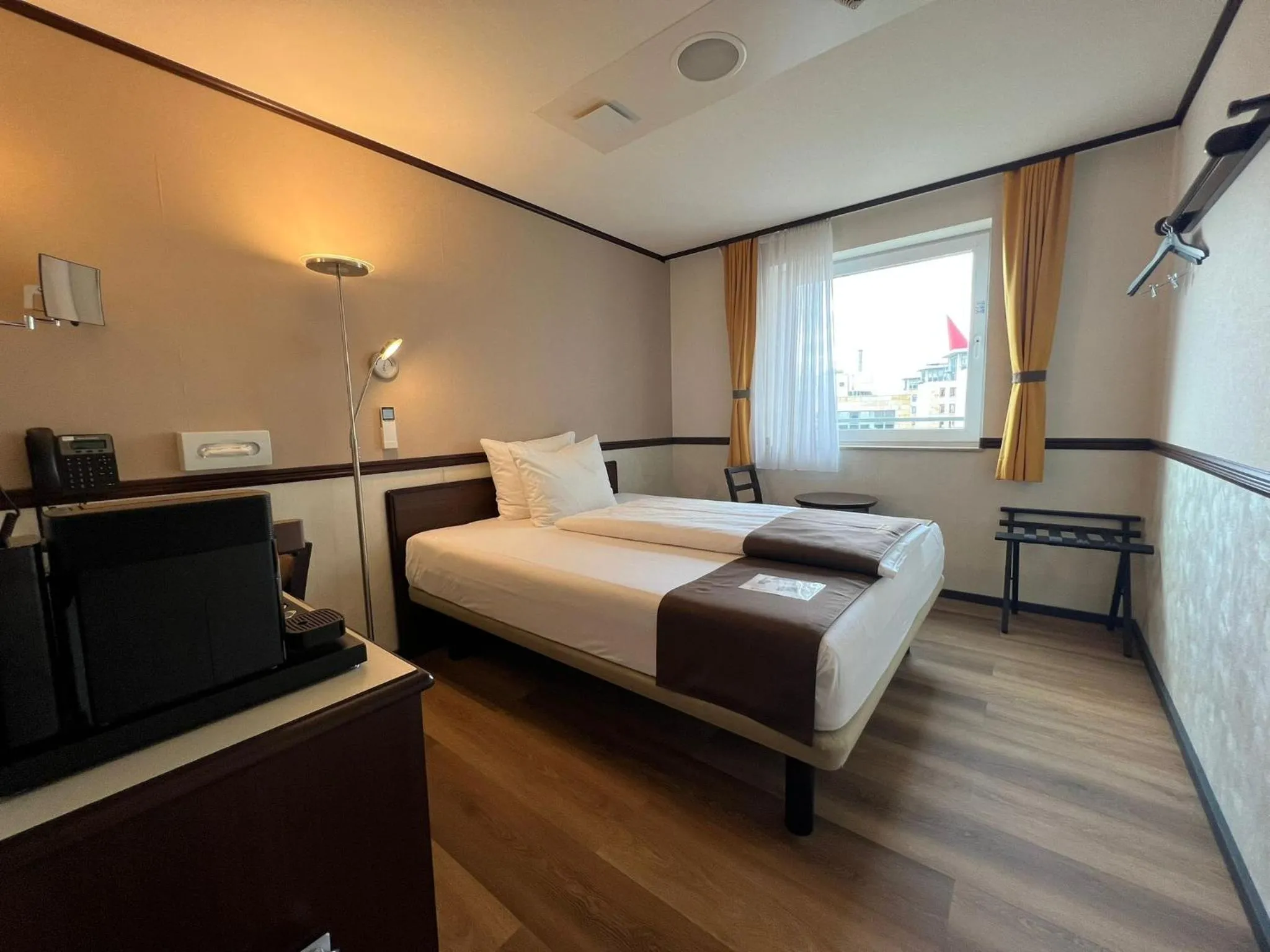 Photo of the whole room, Bed in Toyoko Inn Frankfurt am Main Hauptbahnhof