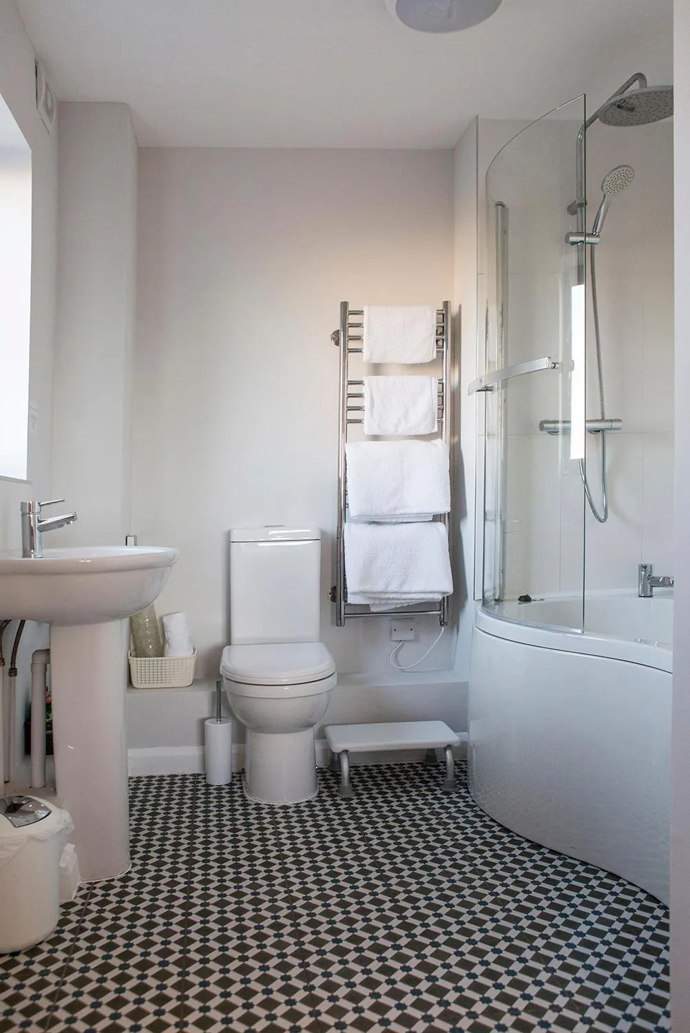 Shower in Victoria Inn Brewhouse B&B