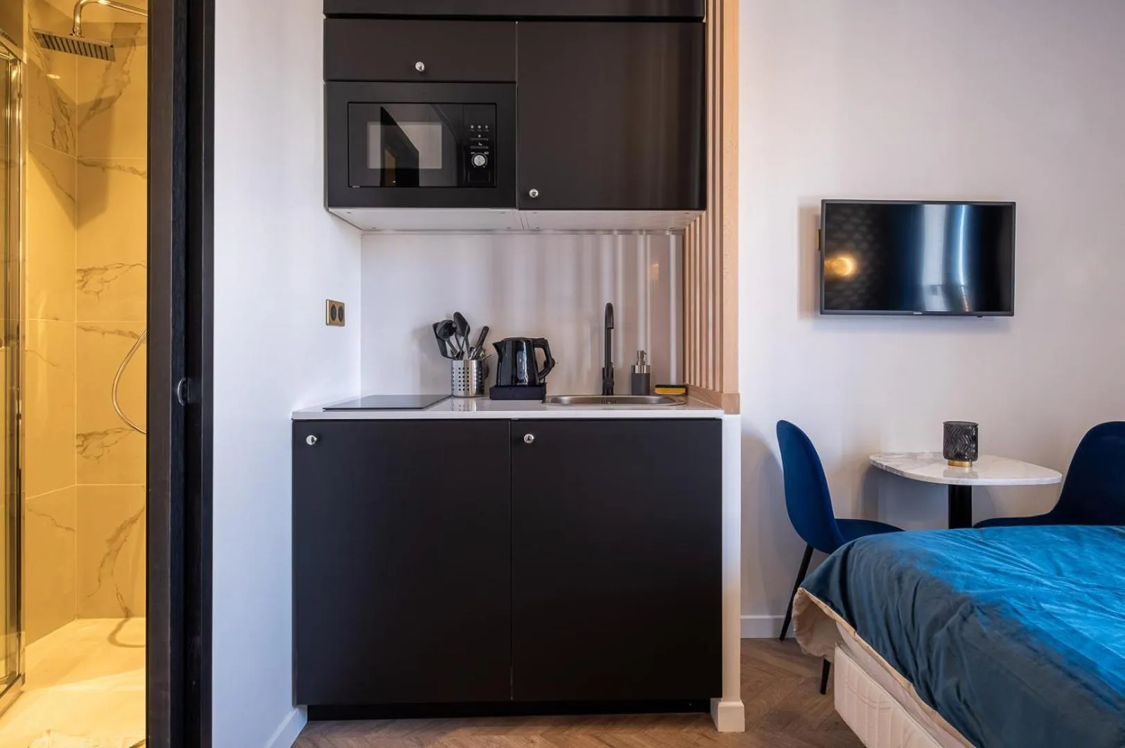 Kitchen or kitchenette, Bed in Mijo's Appartements Hôtel