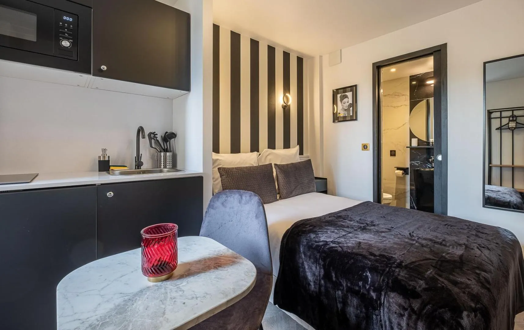 Bedroom, Bed in Mijo's Appartements Hôtel