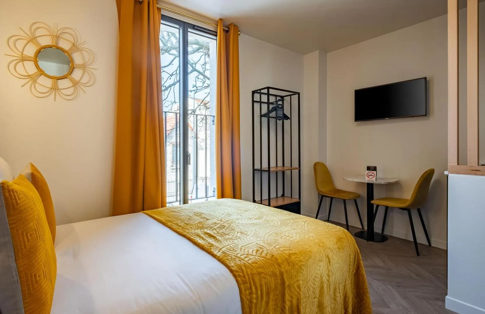 Bedroom, Bed in Mijo's Appartements Hôtel