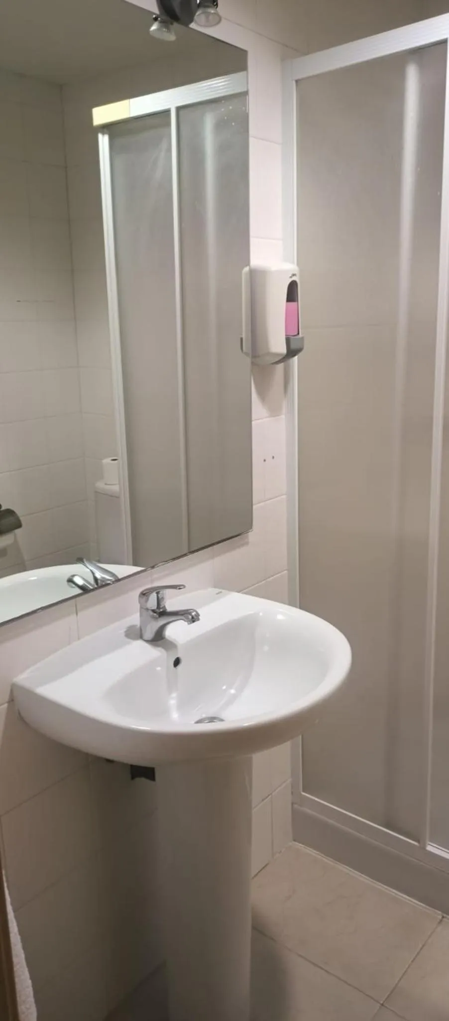 Shower in Hotel Metropol by Carris