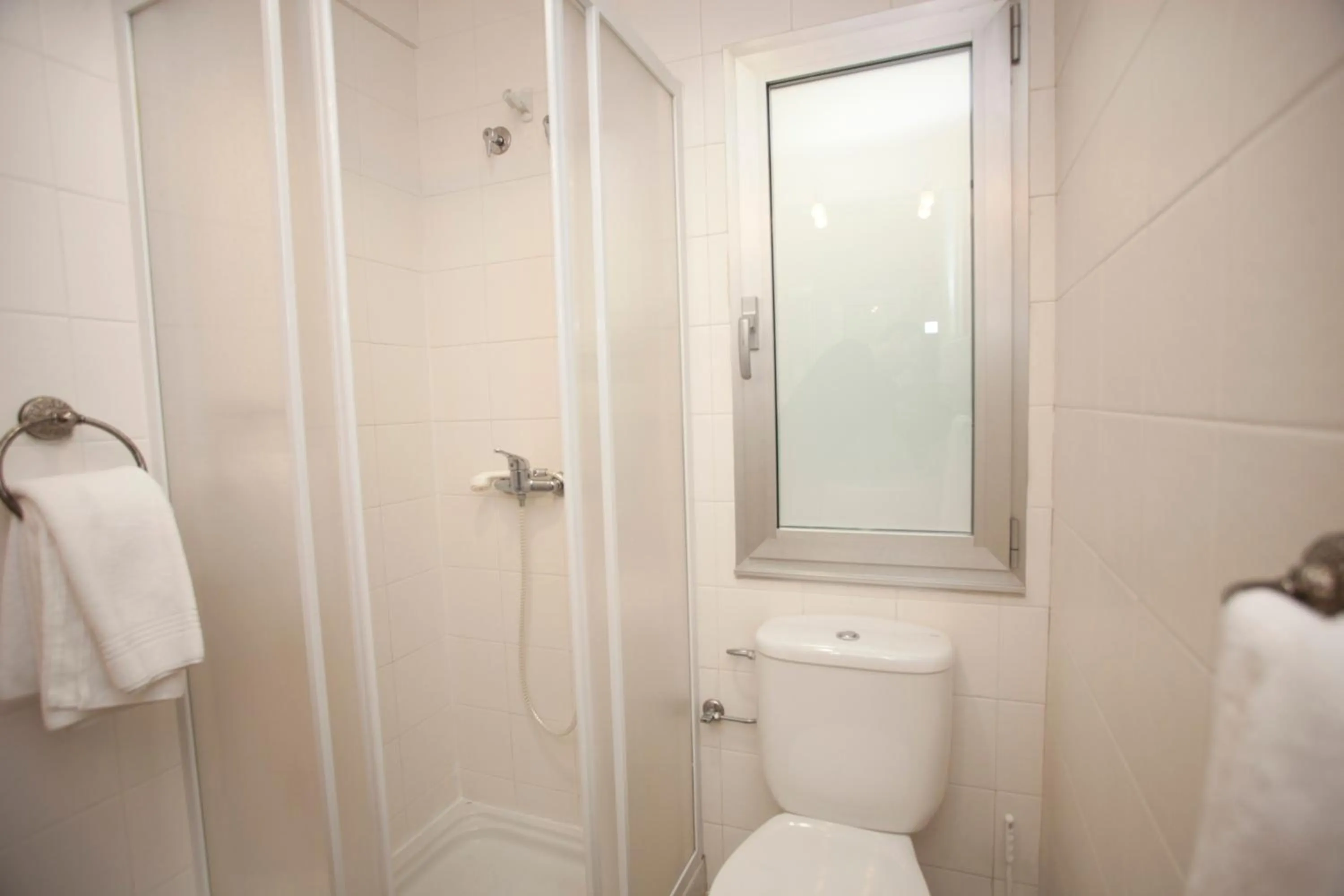 Bathroom in Hotel Metropol by Carris