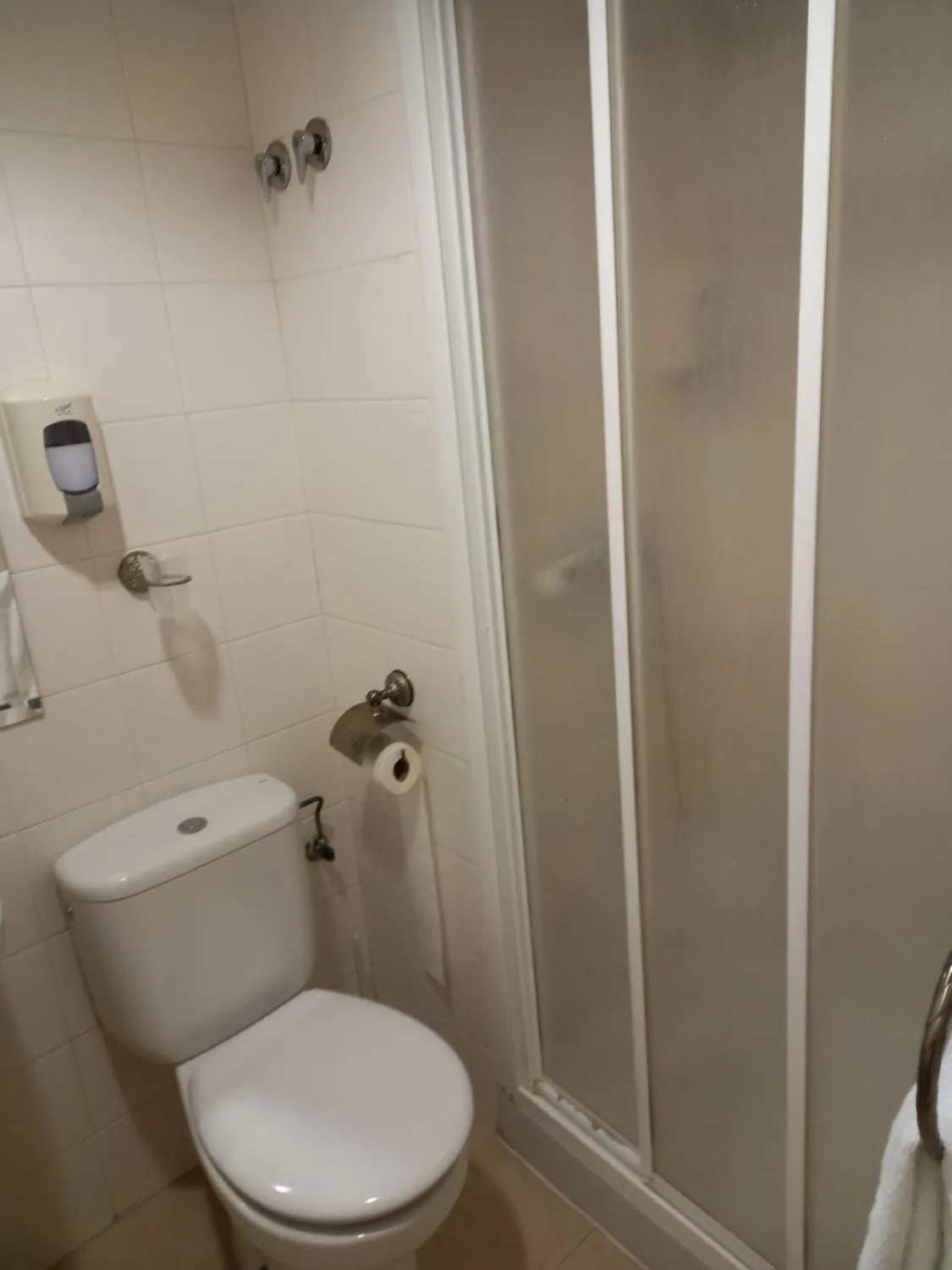 Shower in Hotel Metropol by Carris