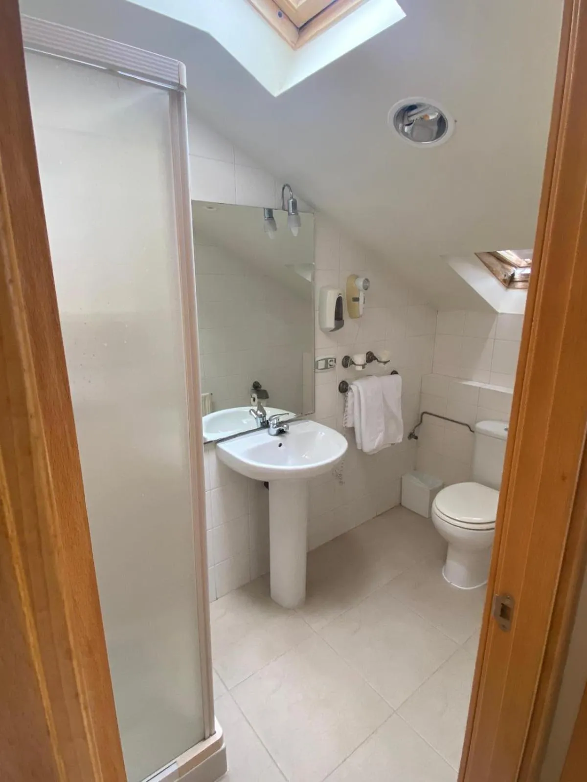 Bathroom in Hotel Metropol by Carris