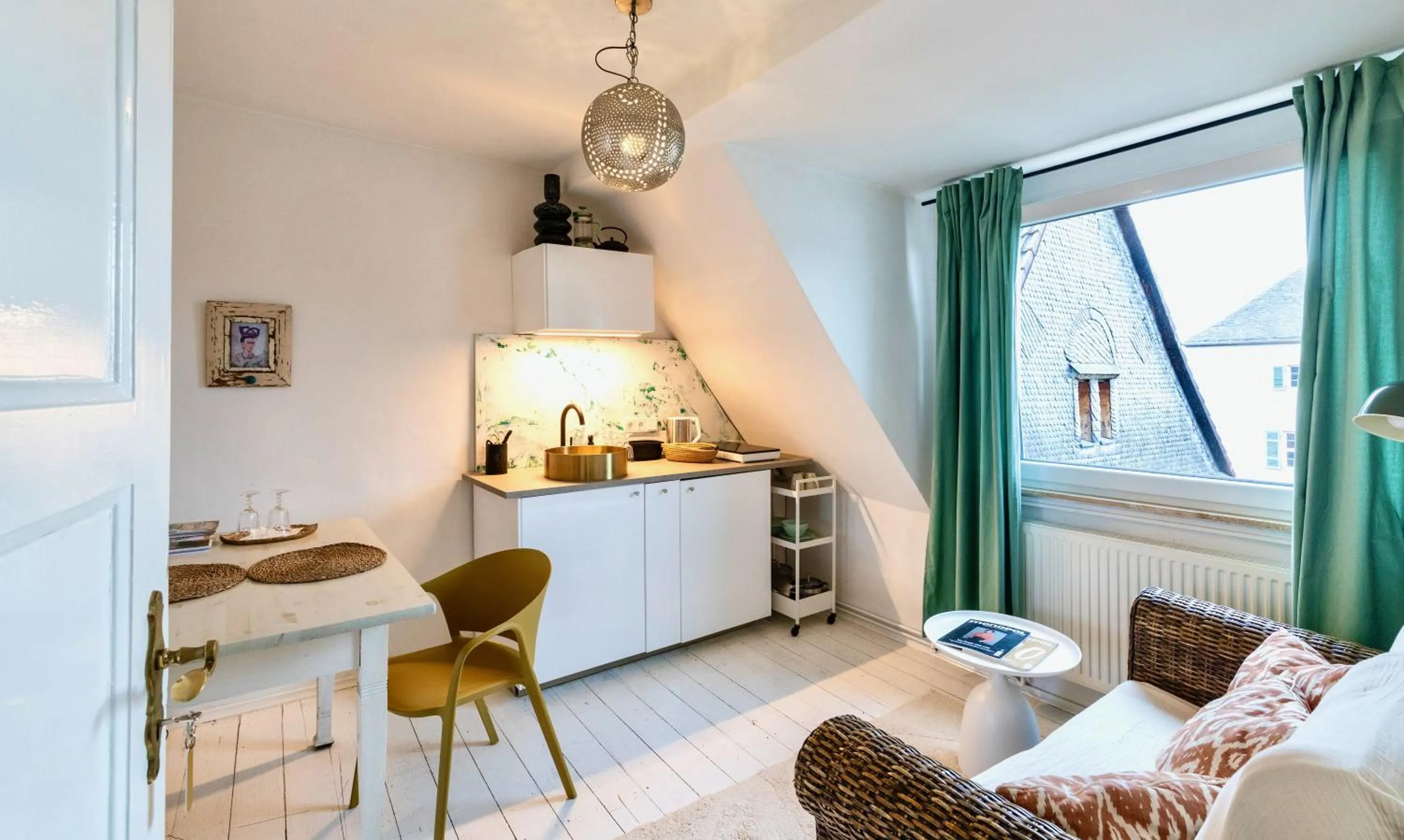 Kitchen or kitchenette, Bed in Schuhmacherei Rooms