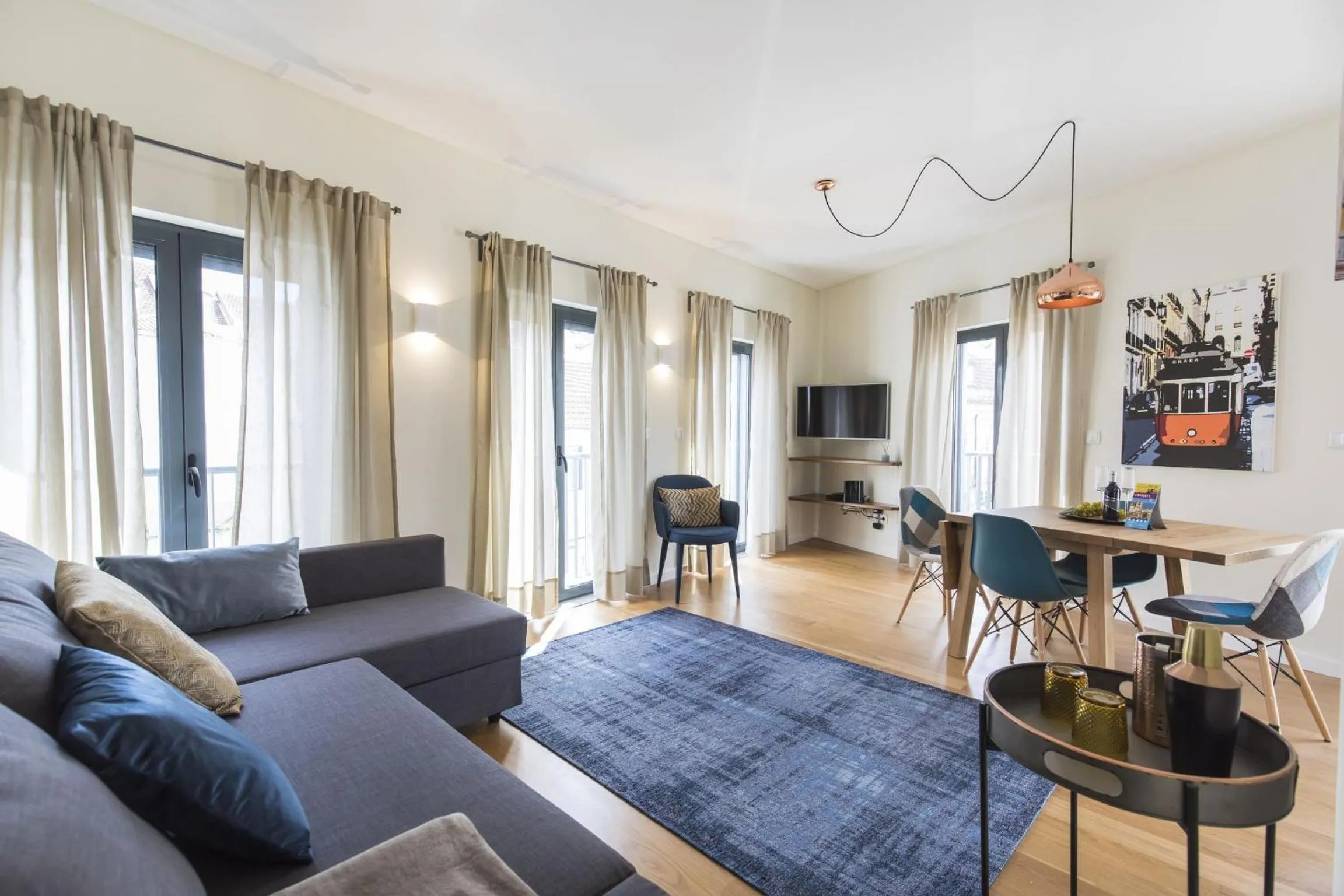 Communal lounge/ TV room in Graca Heartwarming Flat
