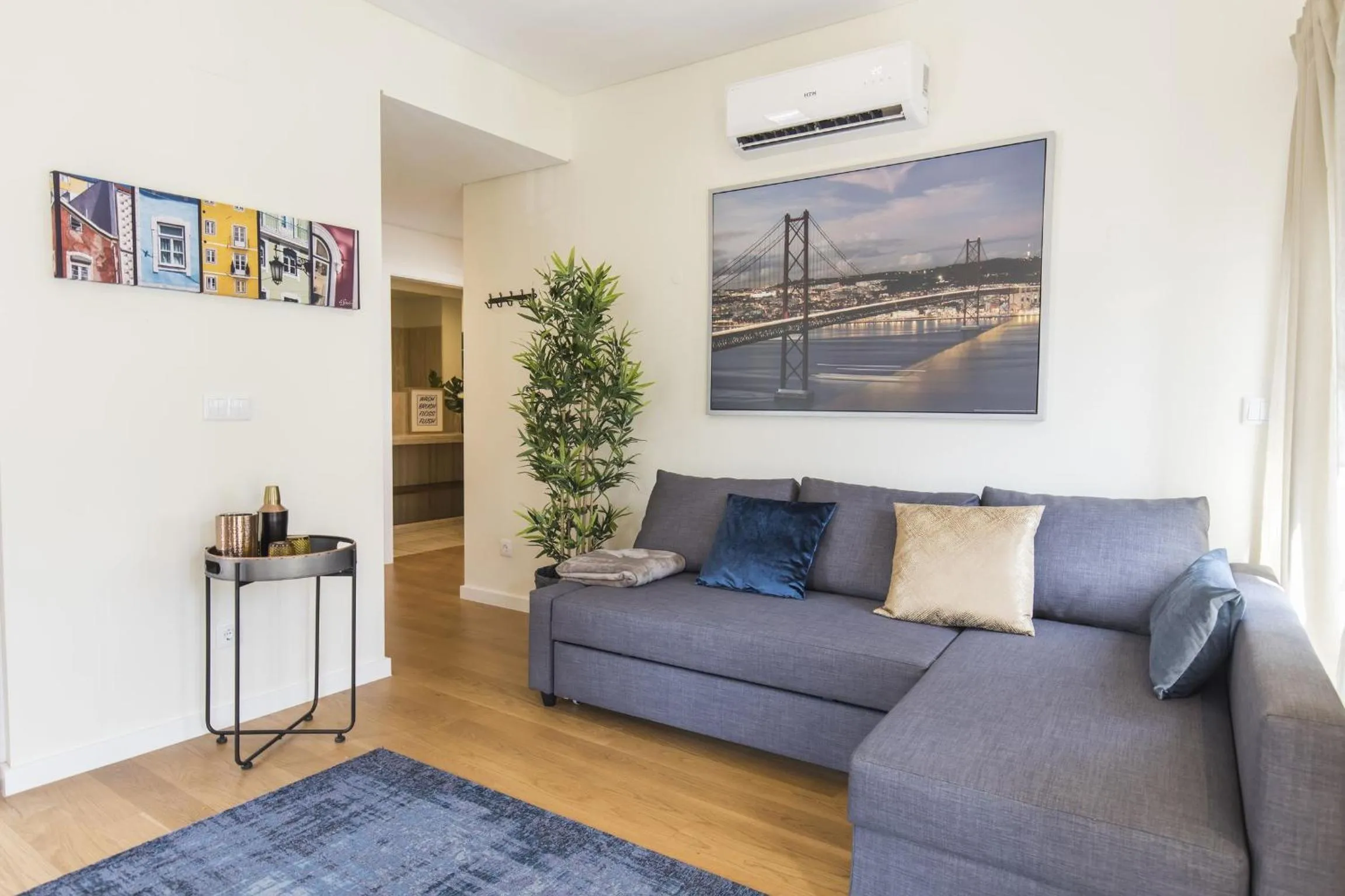Communal lounge/ TV room in Graca Heartwarming Flat